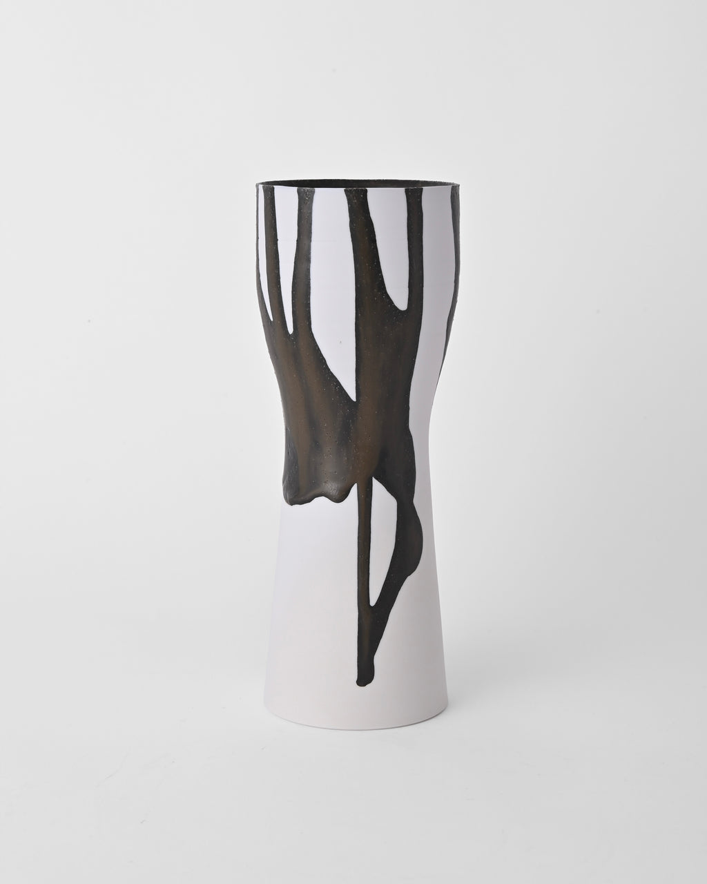 Naotsugu Yoshida / White Porcelain & Iron Glaze Vase Medium C