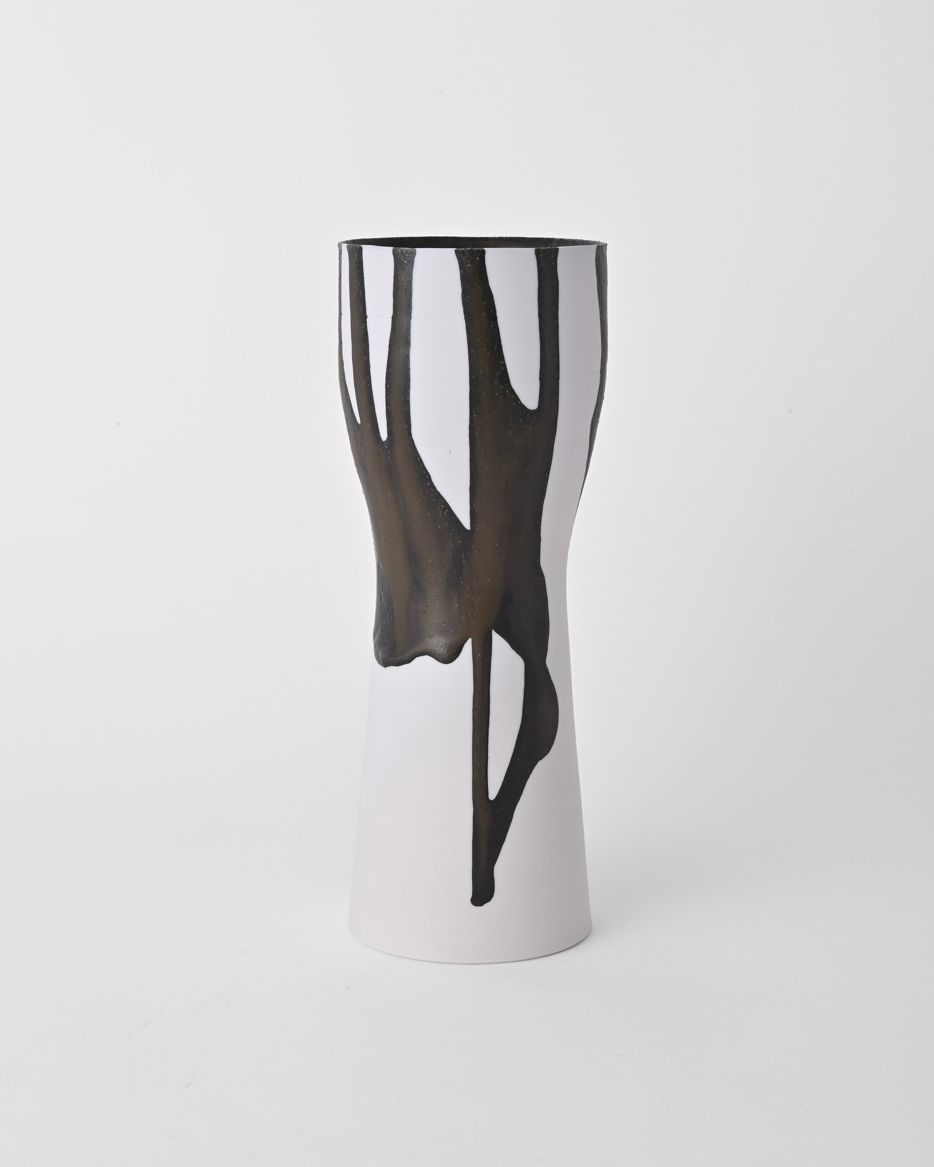 Naotsugu Yoshida / White Porcelain & Iron Glaze Vase Medium C