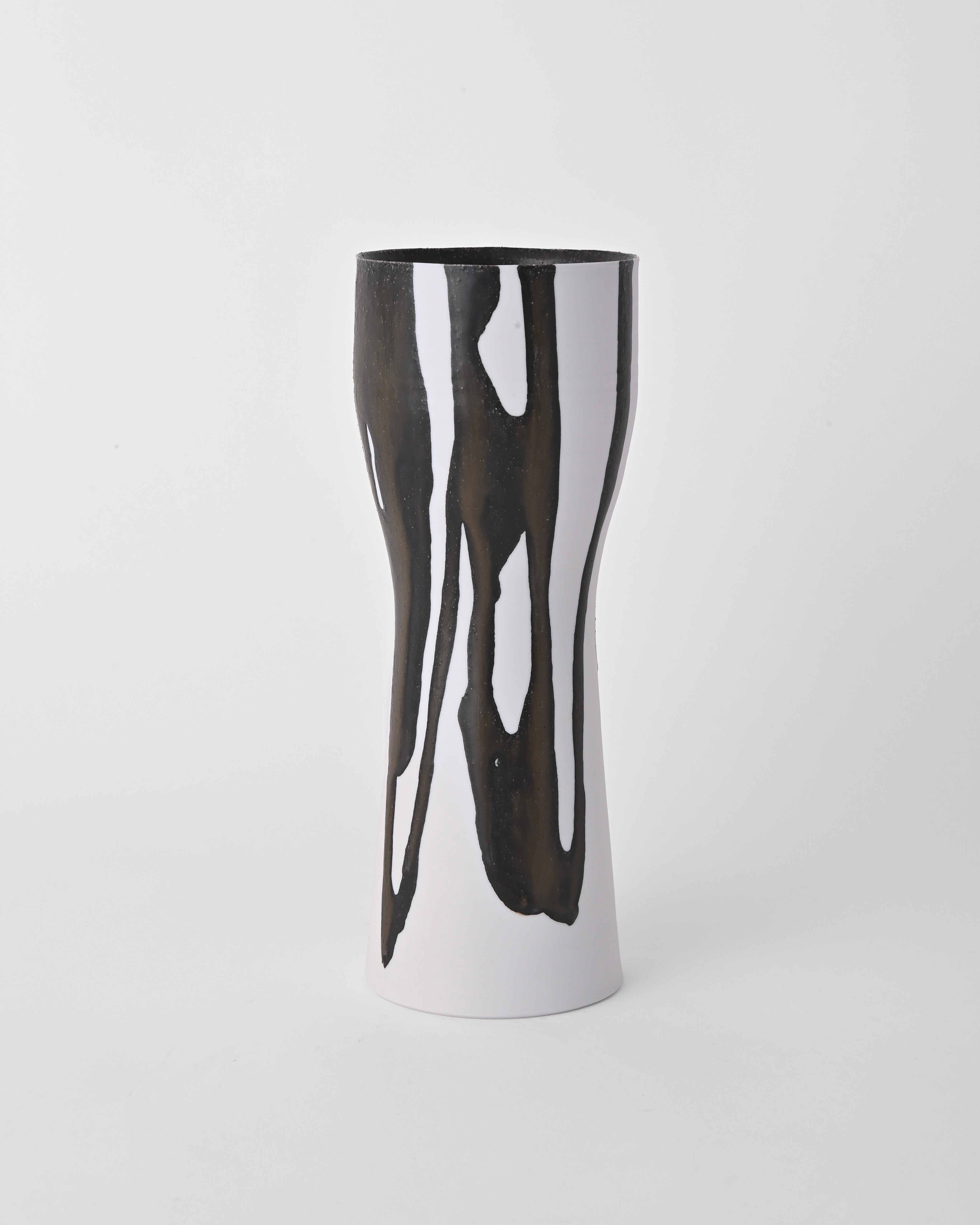 Naotsugu Yoshida / White Porcelain & Iron Glaze Vase Medium C