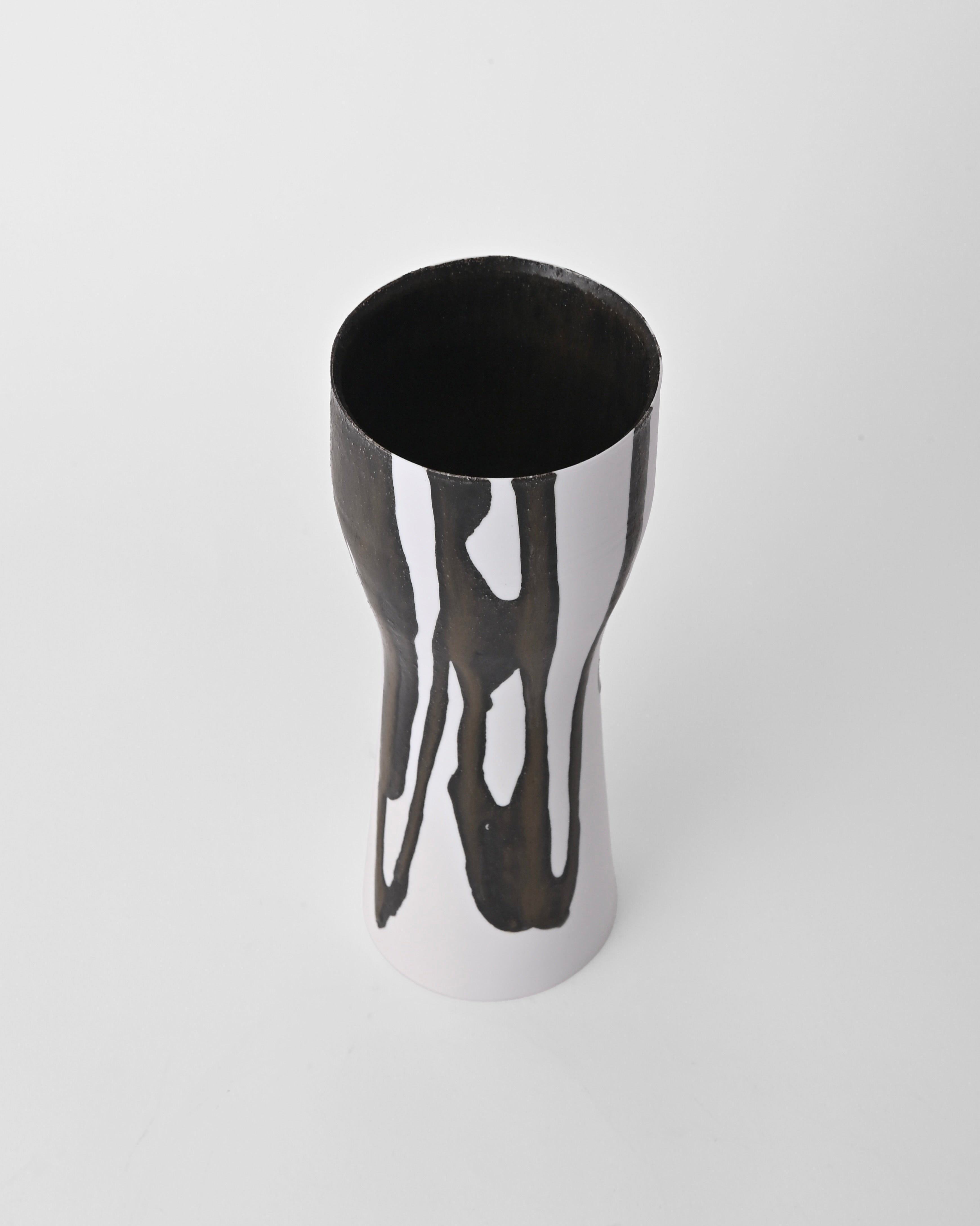 Naotsugu Yoshida / White Porcelain & Iron Glaze Vase Medium C