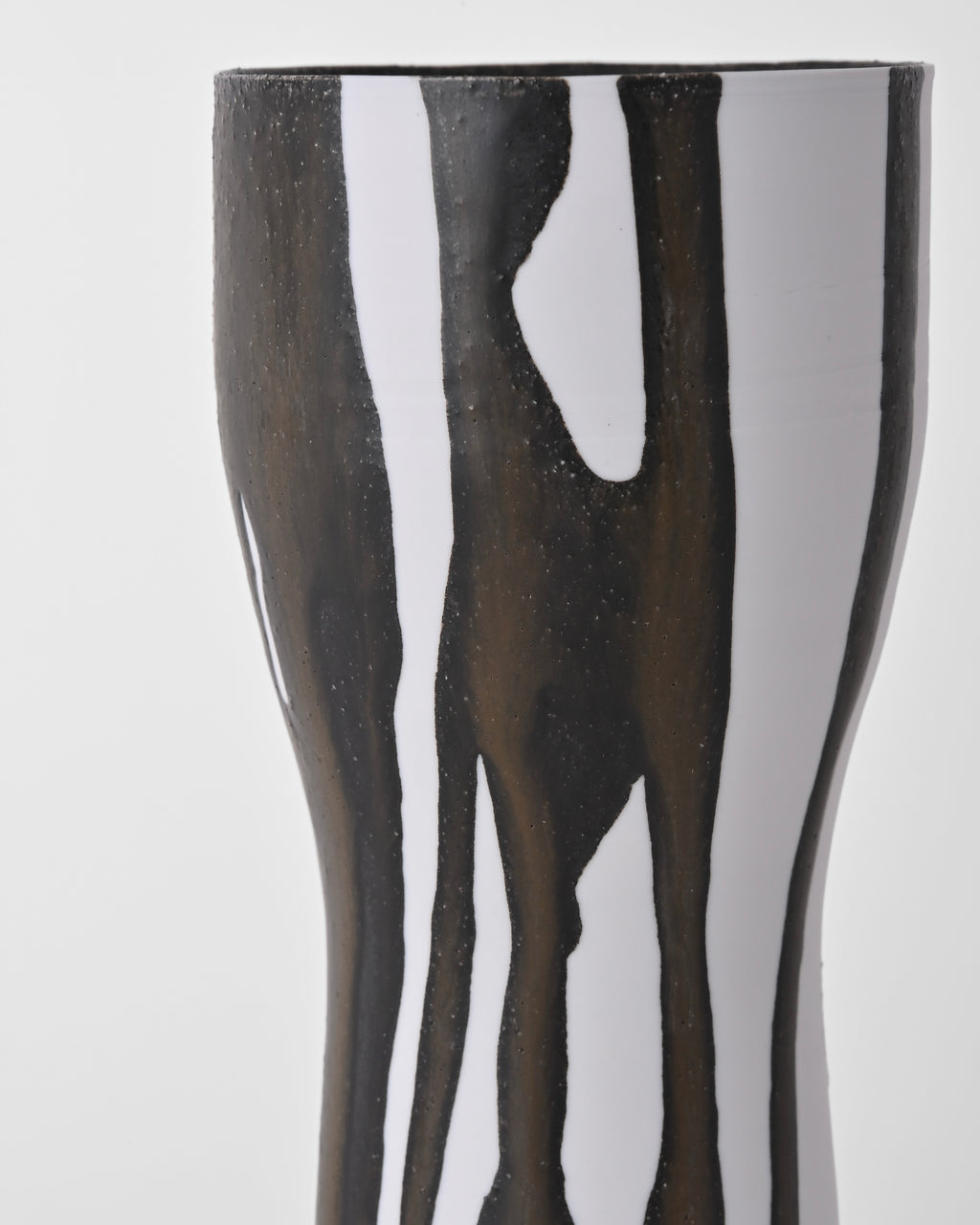 Naotsugu Yoshida / White Porcelain & Iron Glaze Vase Medium C