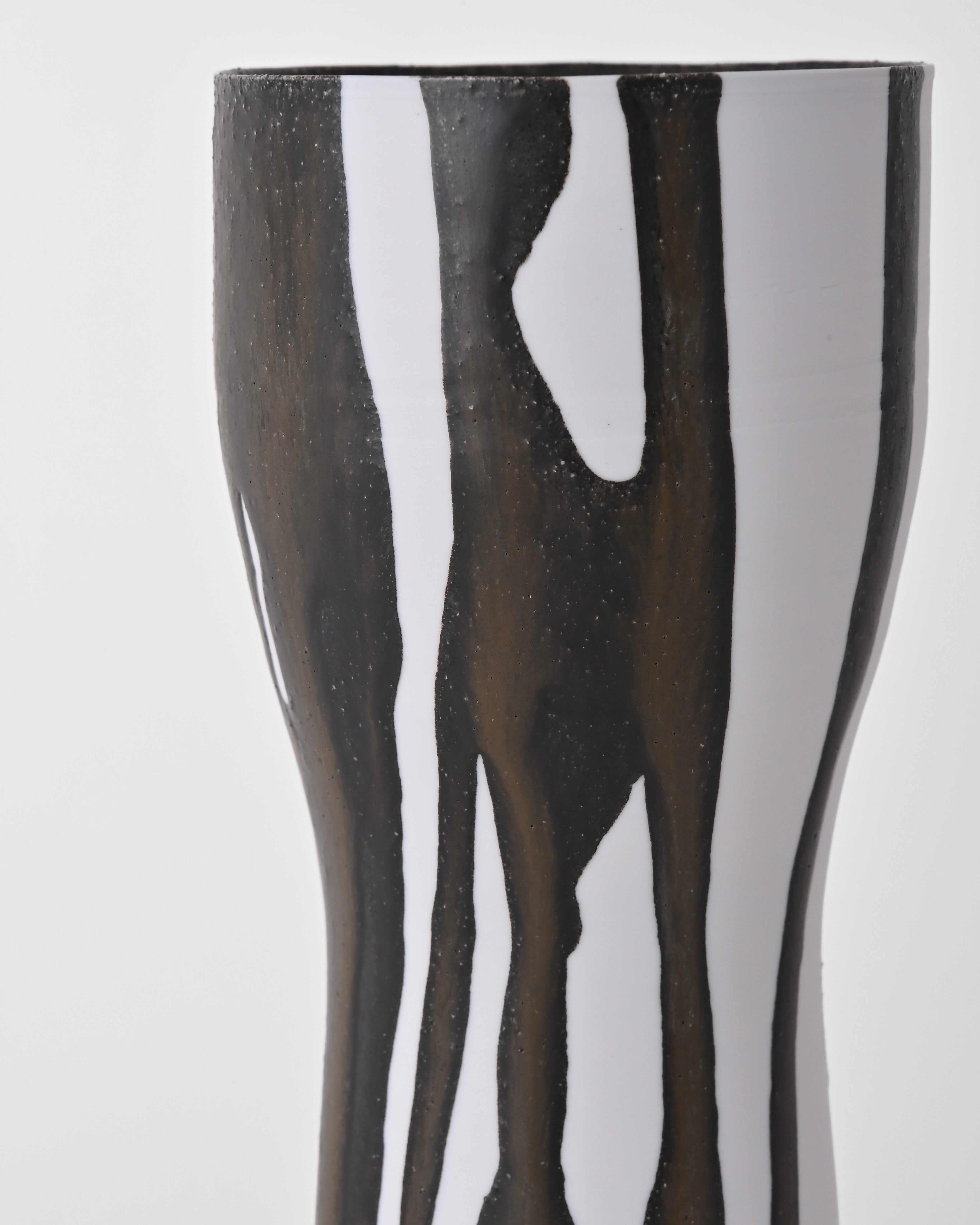 Naotsugu Yoshida / White Porcelain & Iron Glaze Vase Medium C