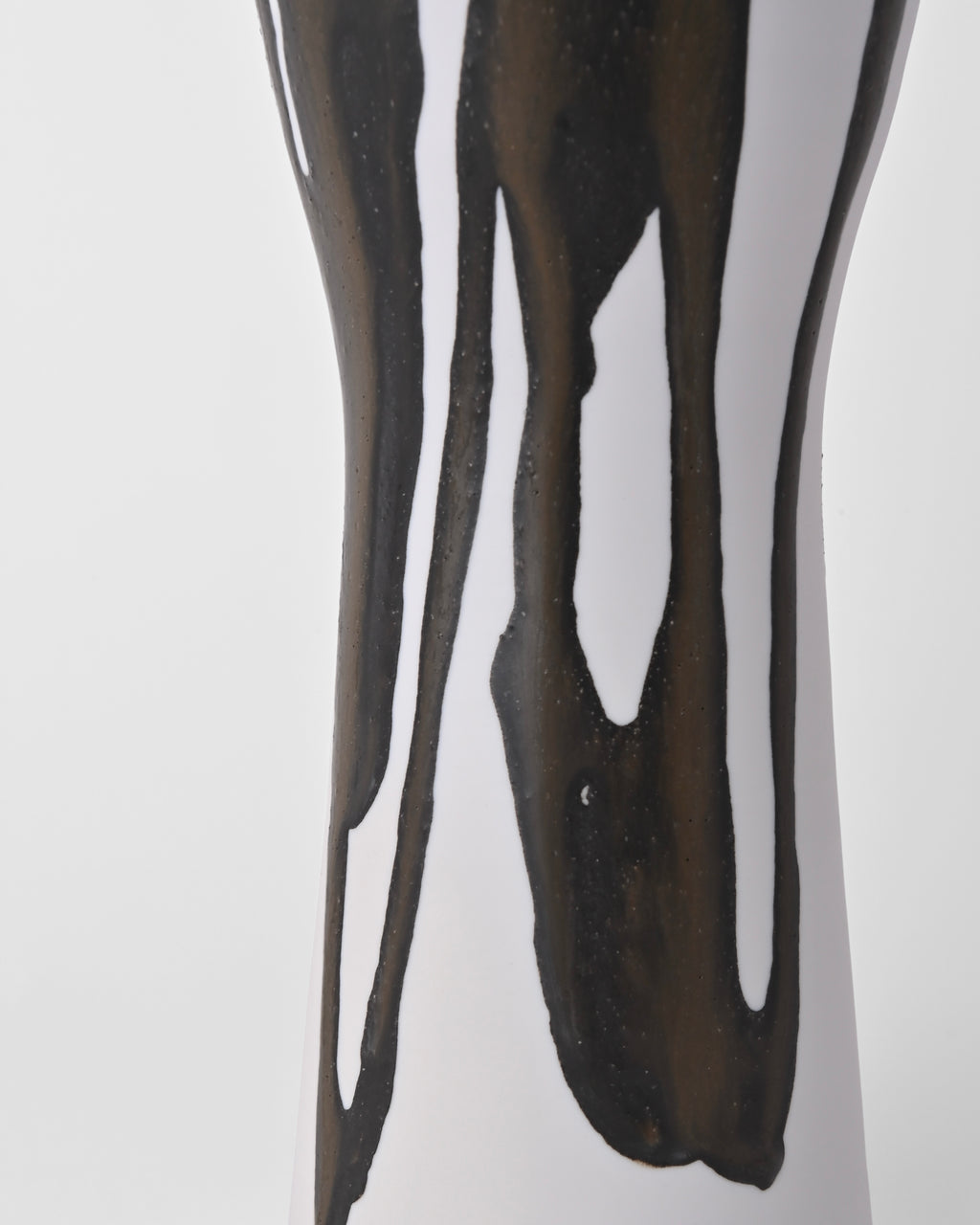 Naotsugu Yoshida / White Porcelain & Iron Glaze Vase Medium C