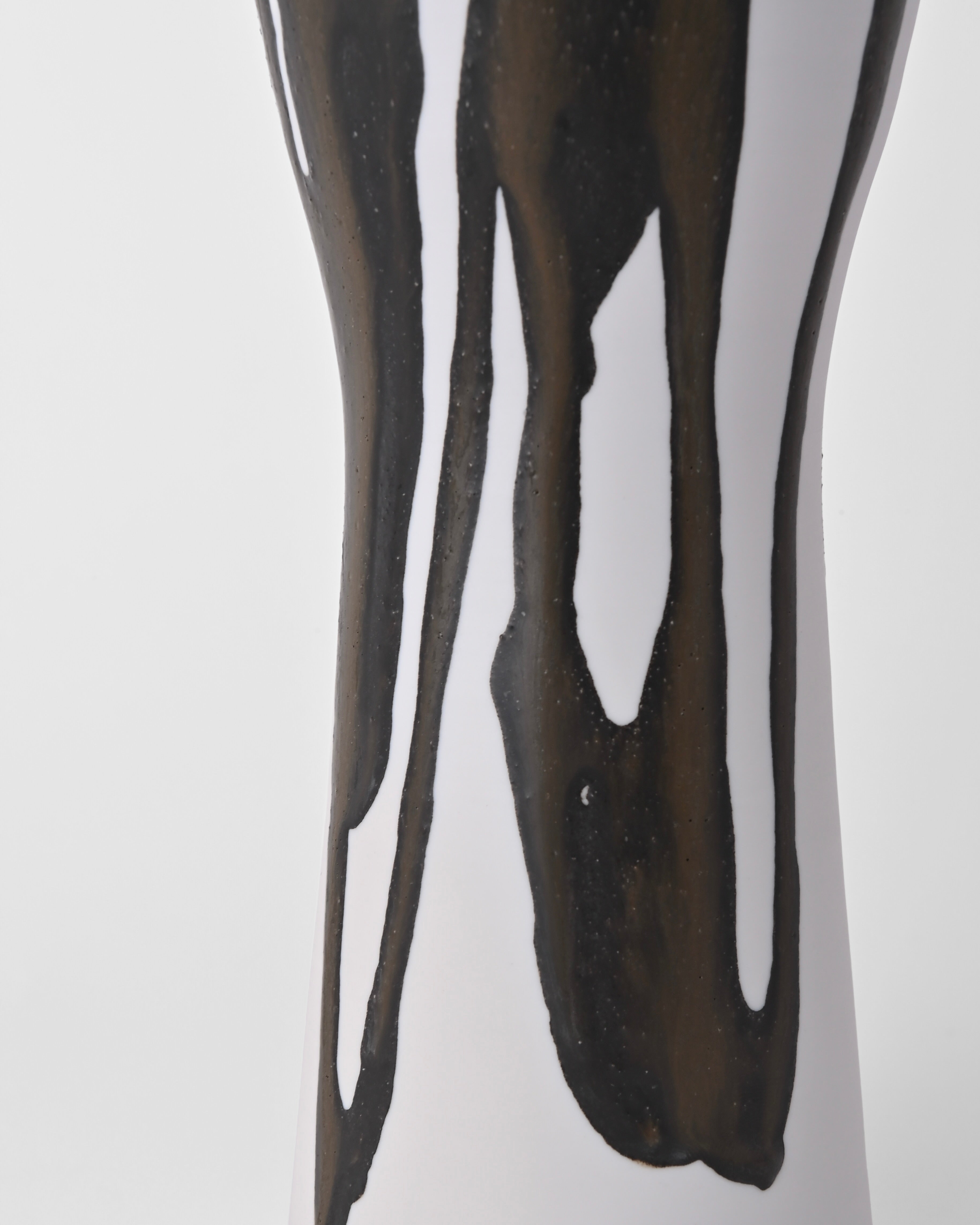 Naotsugu Yoshida / White Porcelain & Iron Glaze Vase Medium C
