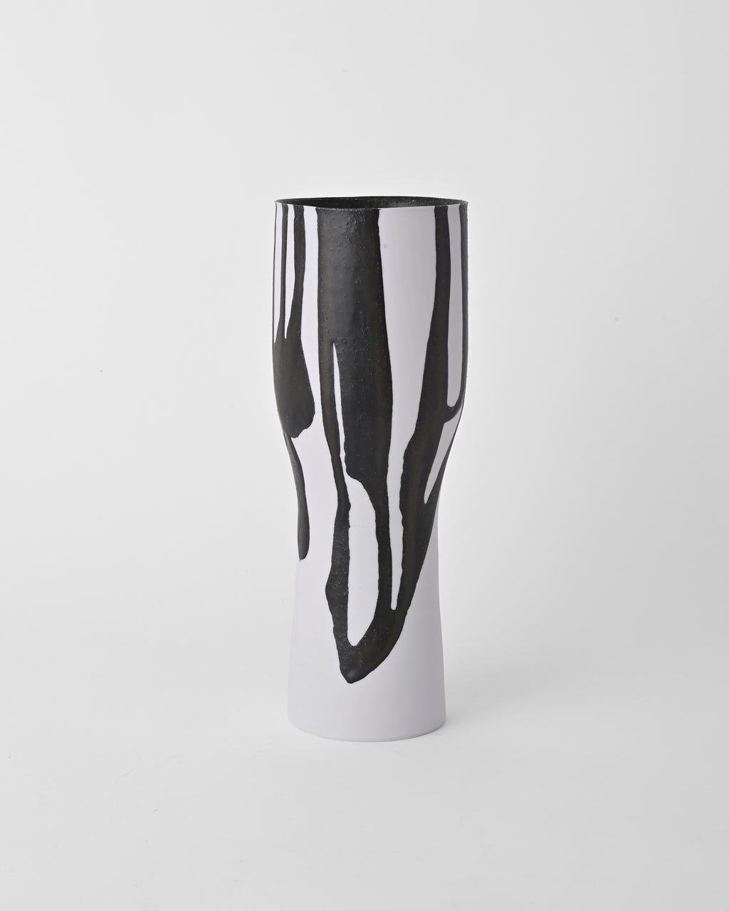 Naotsugu Yoshida / White Porcelain & Iron Glaze Vase Medium D