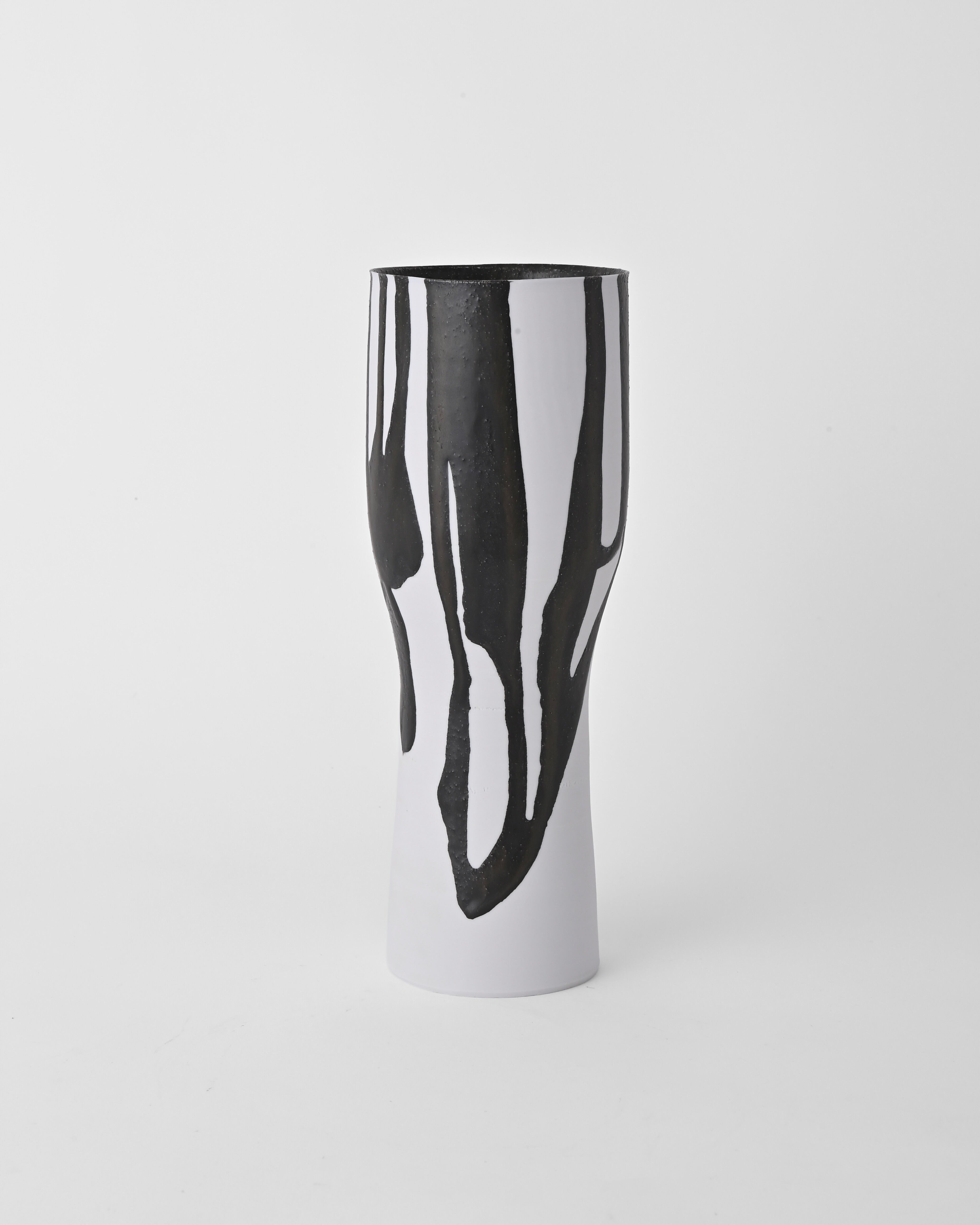 Naotsugu Yoshida / White Porcelain & Iron Glaze Vase Medium D