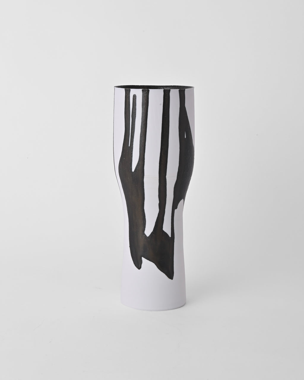 Naotsugu Yoshida / White Porcelain & Iron Glaze Vase Medium D