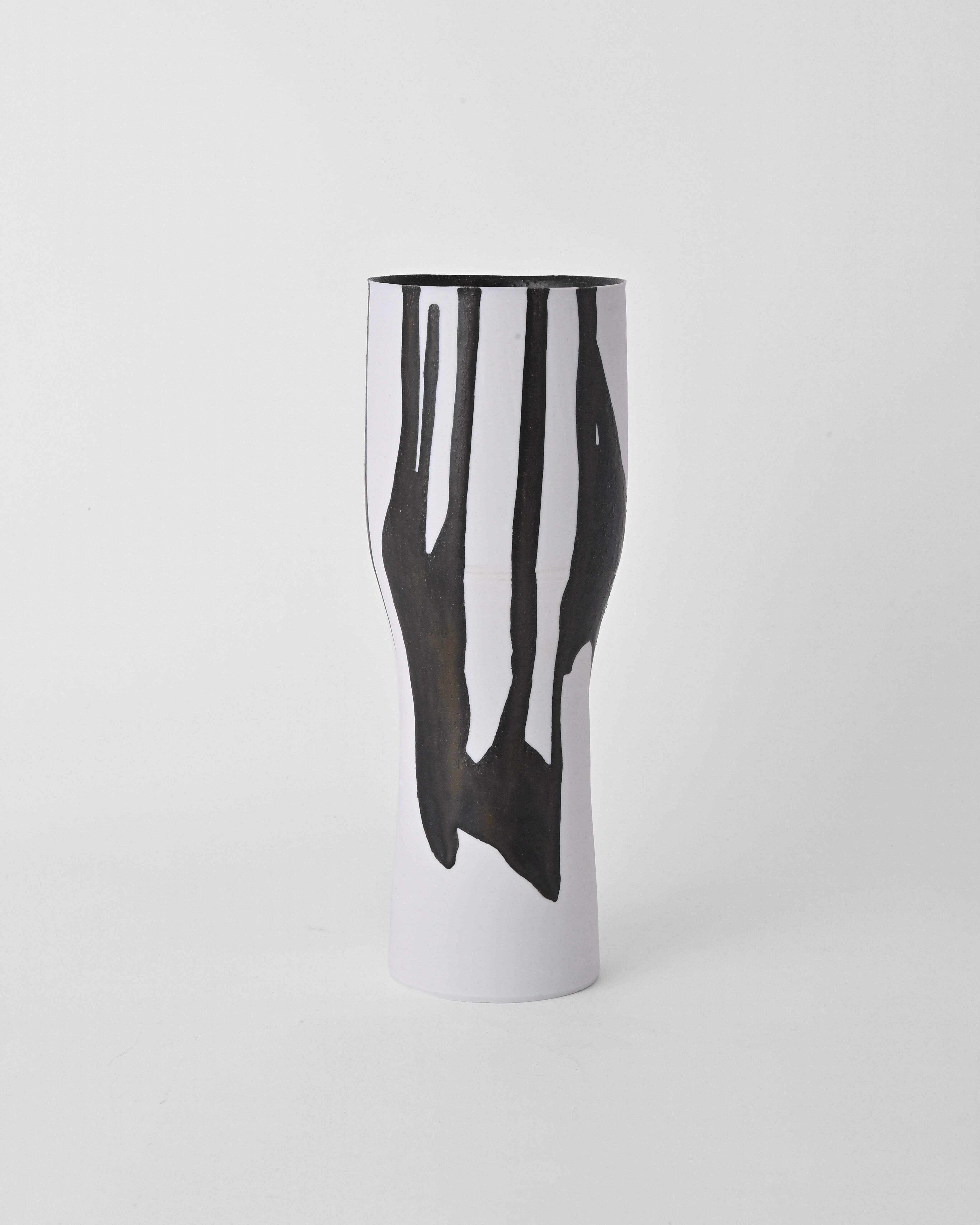 Naotsugu Yoshida / White Porcelain & Iron Glaze Vase Medium D