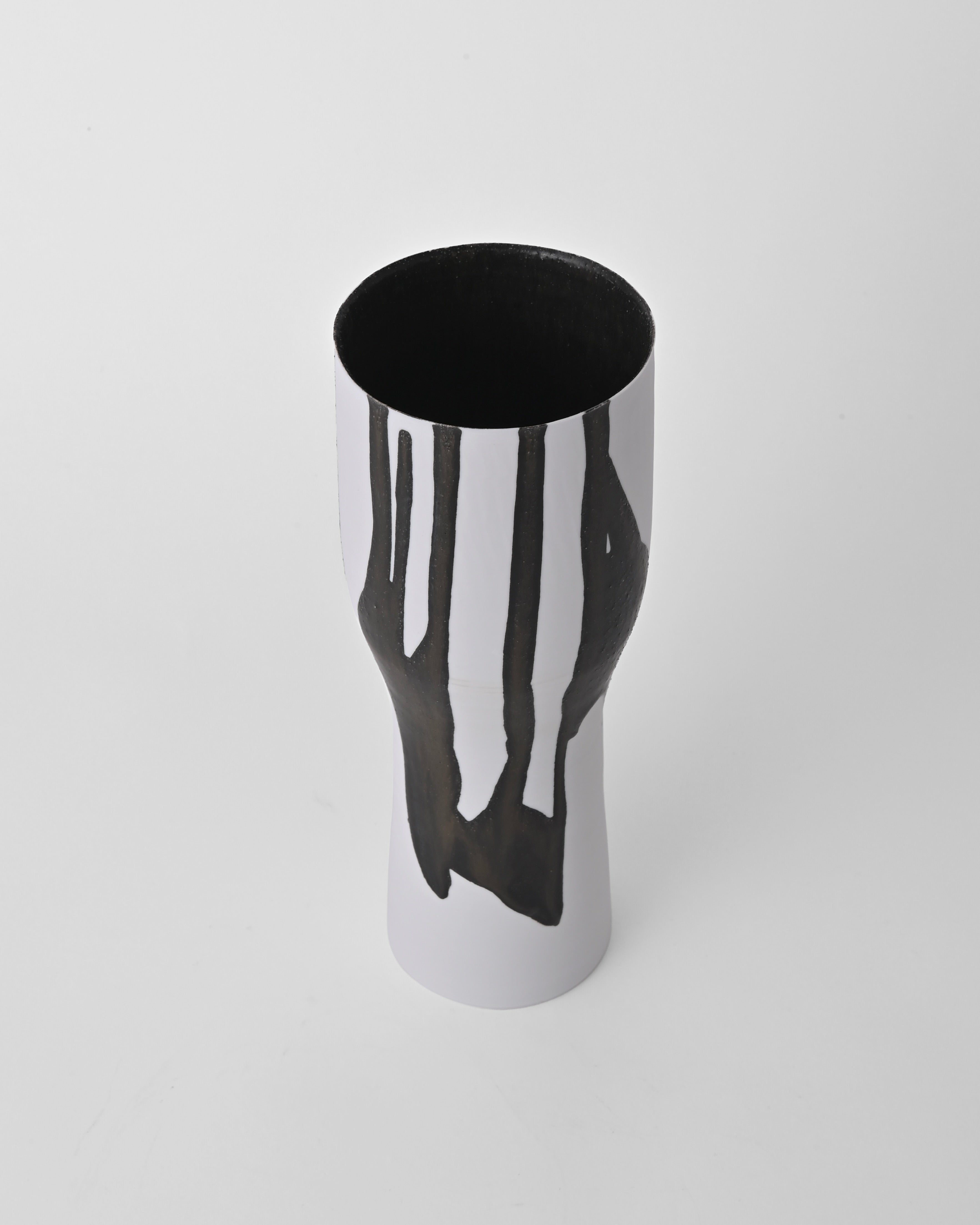 Naotsugu Yoshida / White Porcelain & Iron Glaze Vase Medium D