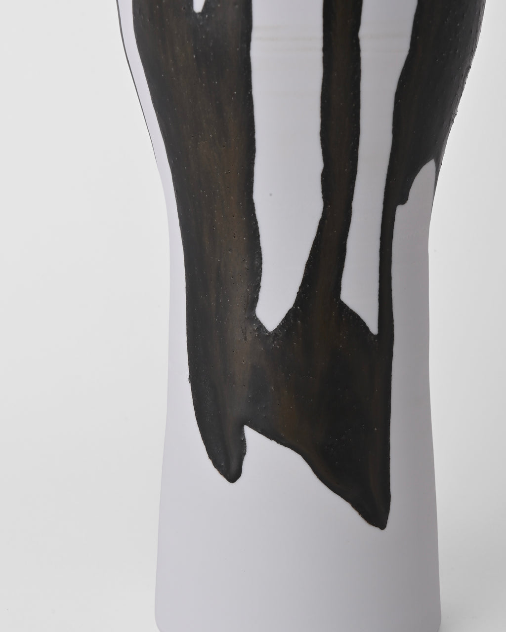 Naotsugu Yoshida / White Porcelain & Iron Glaze Vase Medium D