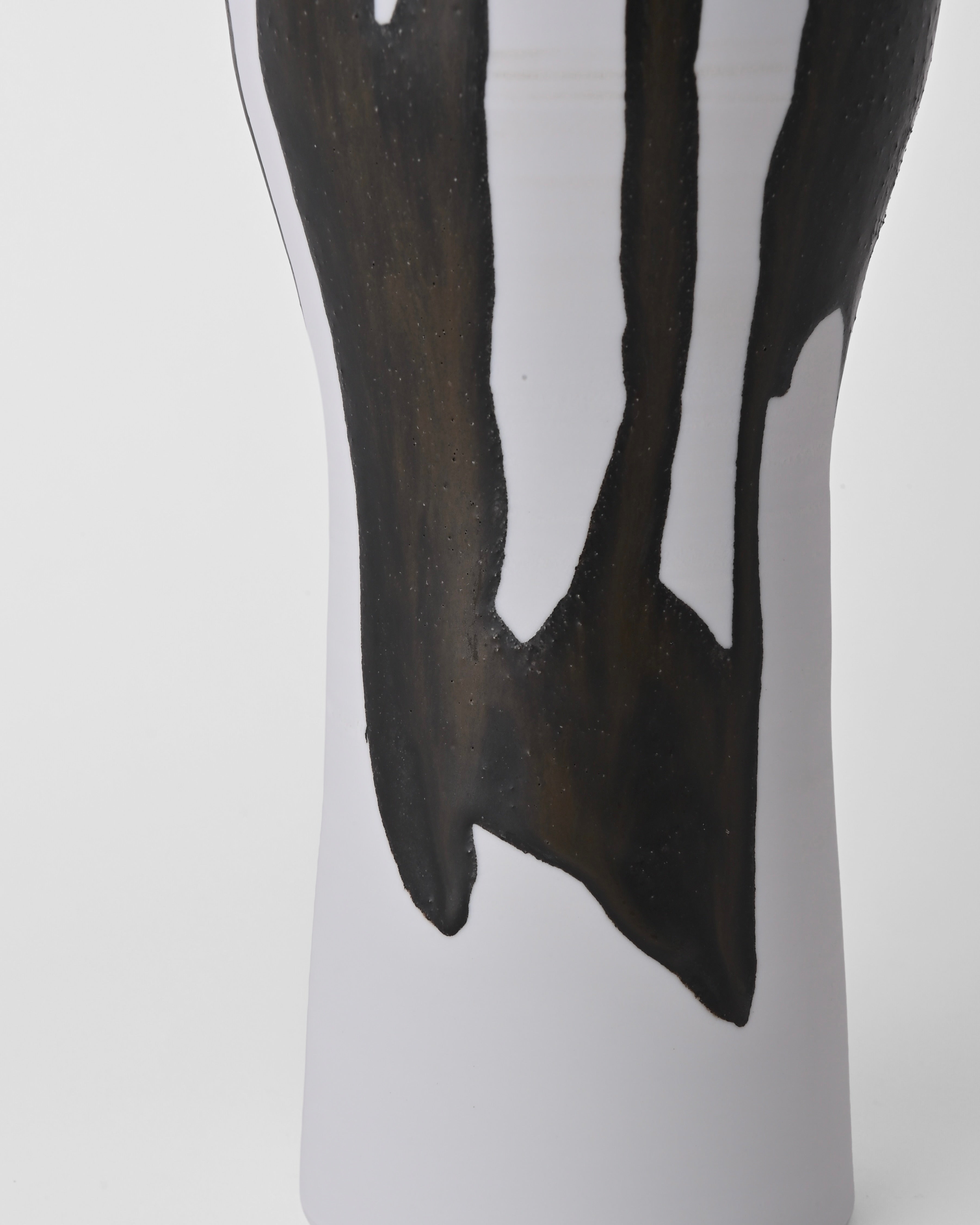 Naotsugu Yoshida / White Porcelain & Iron Glaze Vase Medium D