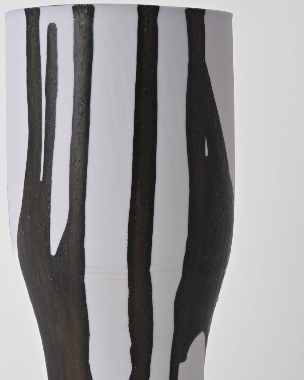 Naotsugu Yoshida / White Porcelain & Iron Glaze Vase Medium D
