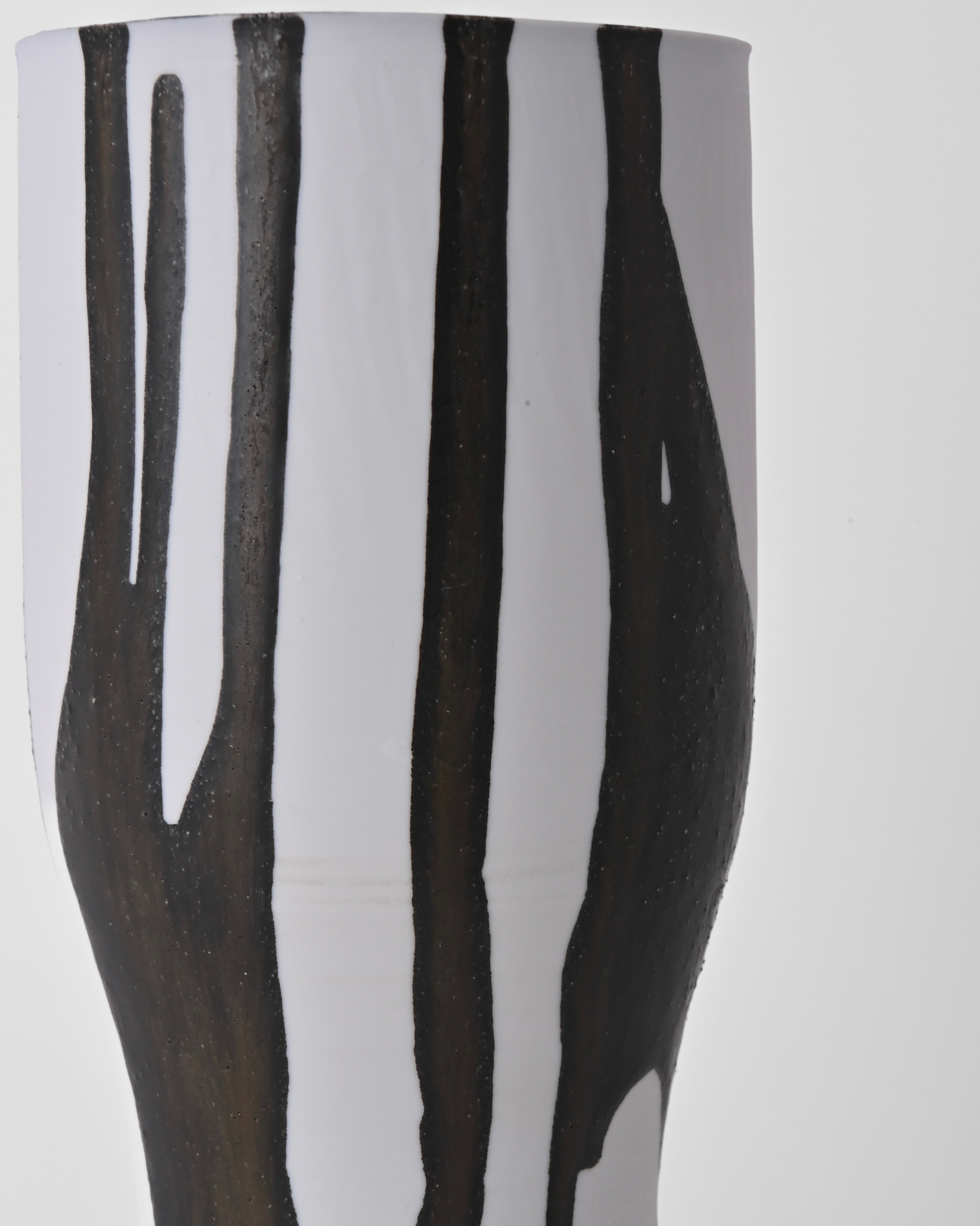 Naotsugu Yoshida / White Porcelain & Iron Glaze Vase Medium D