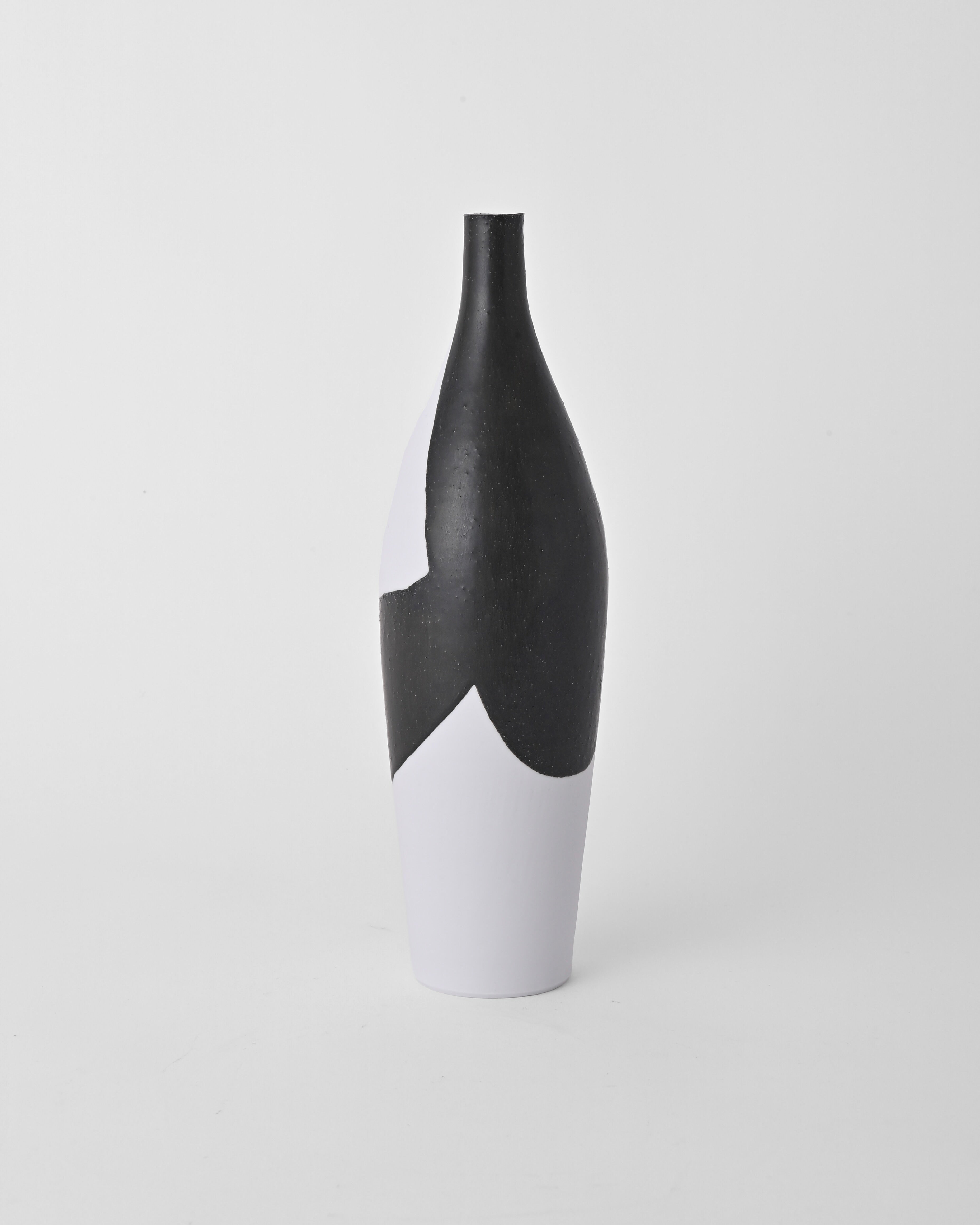 Naotsugu Yoshida / White Porcelain & Iron Glaze Vase Small A