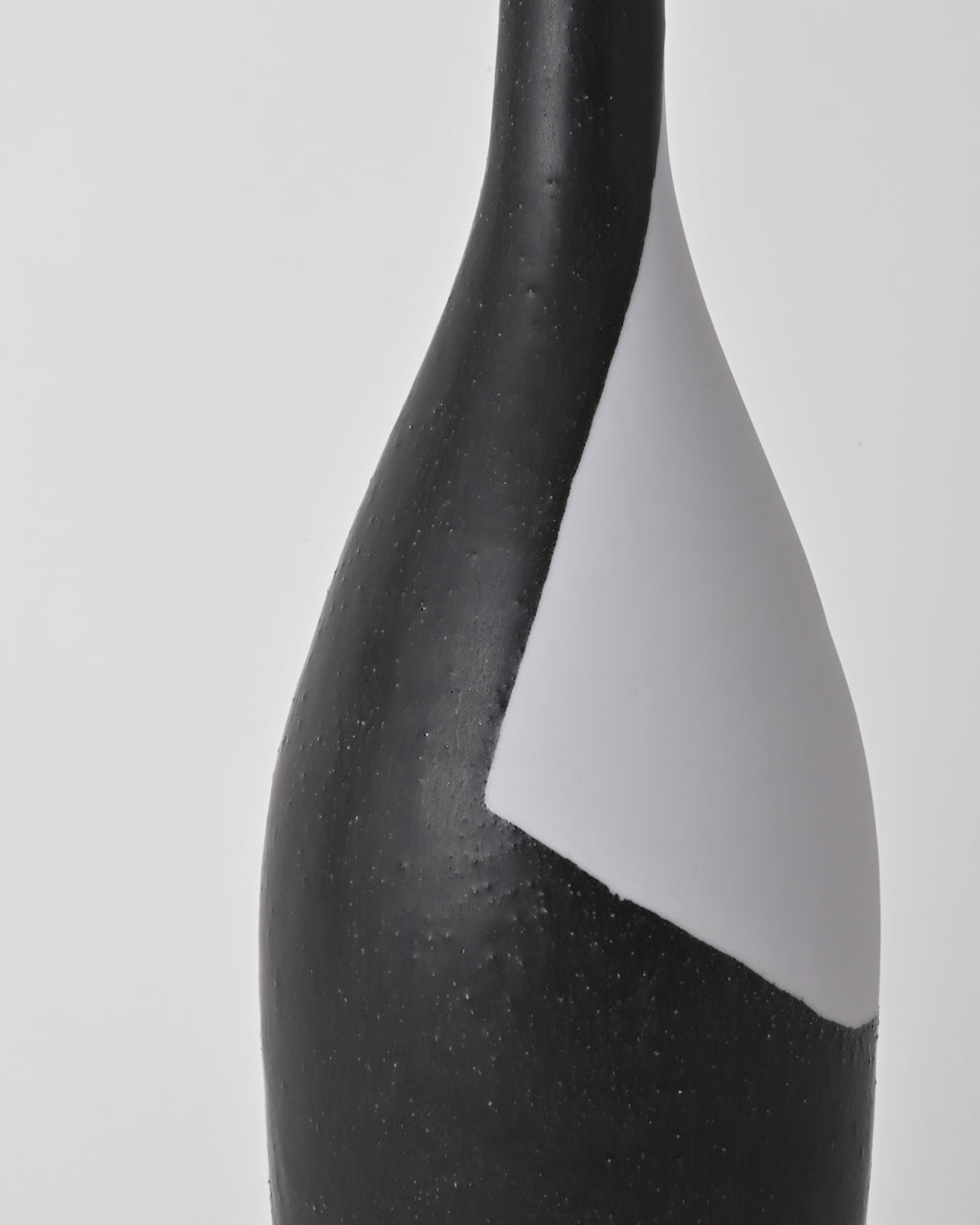 Naotsugu Yoshida / White Porcelain & Iron Glaze Vase Small A
