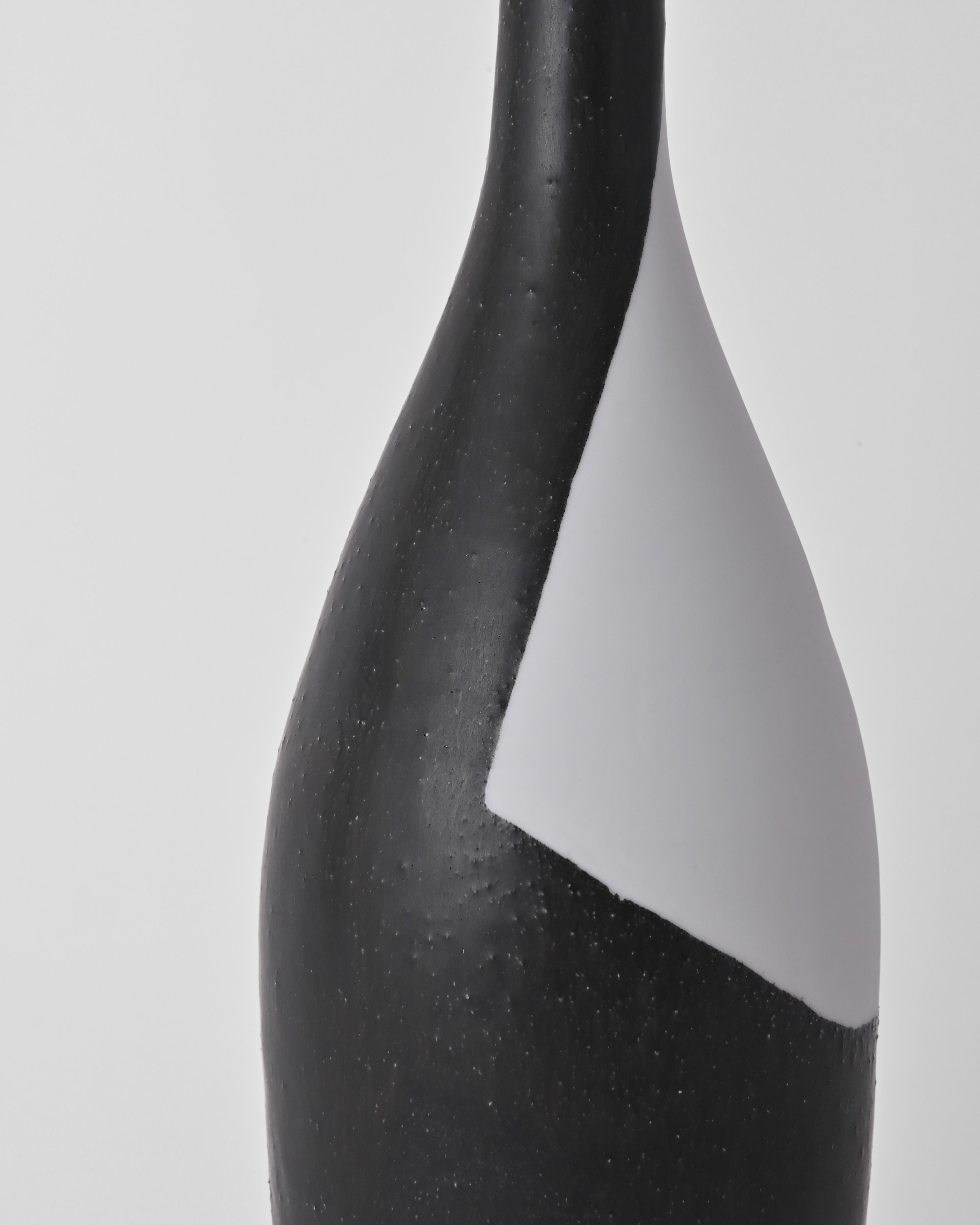 Naotsugu Yoshida / White Porcelain & Iron Glaze Vase Small A