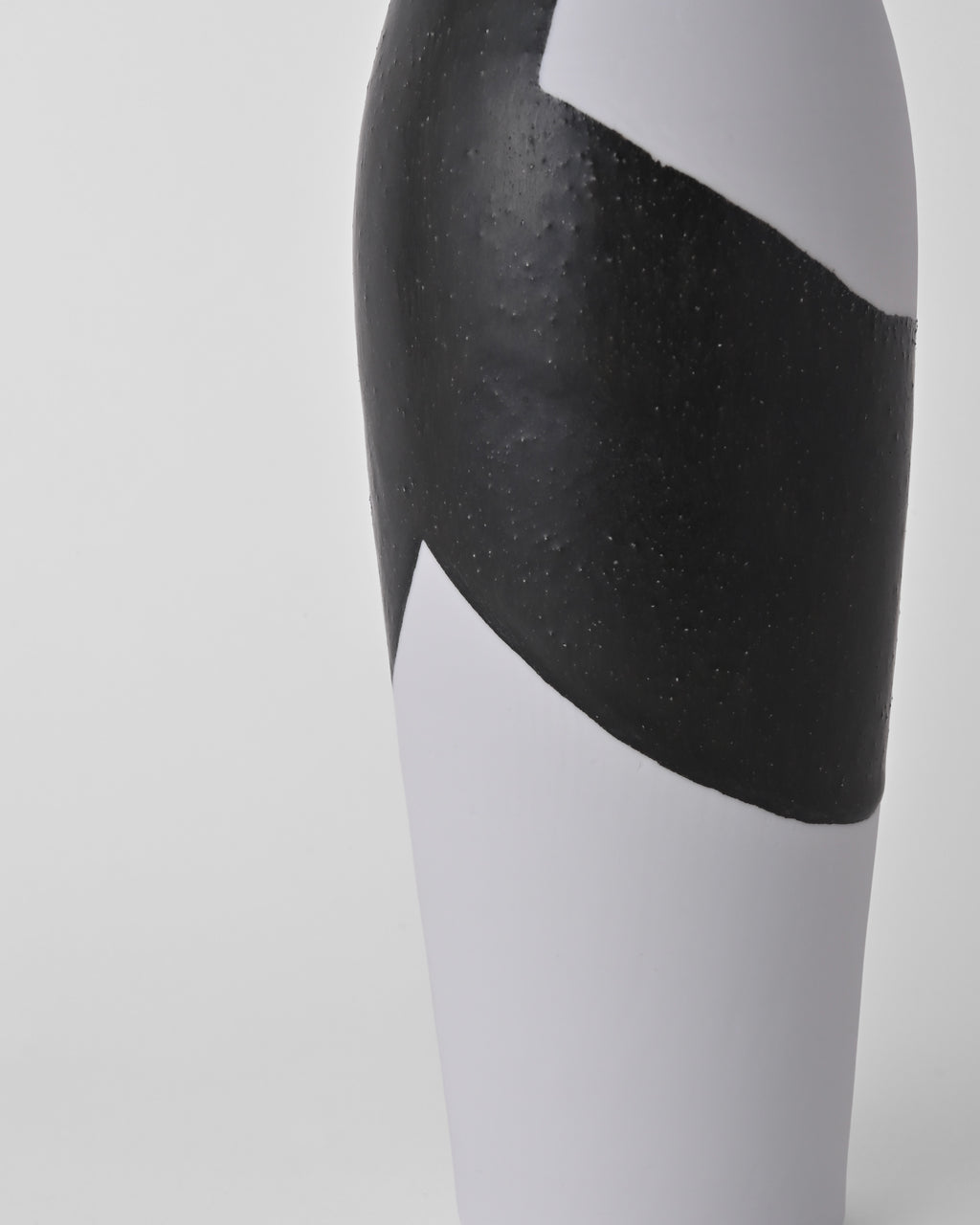 Naotsugu Yoshida / White Porcelain & Iron Glaze Vase Small A