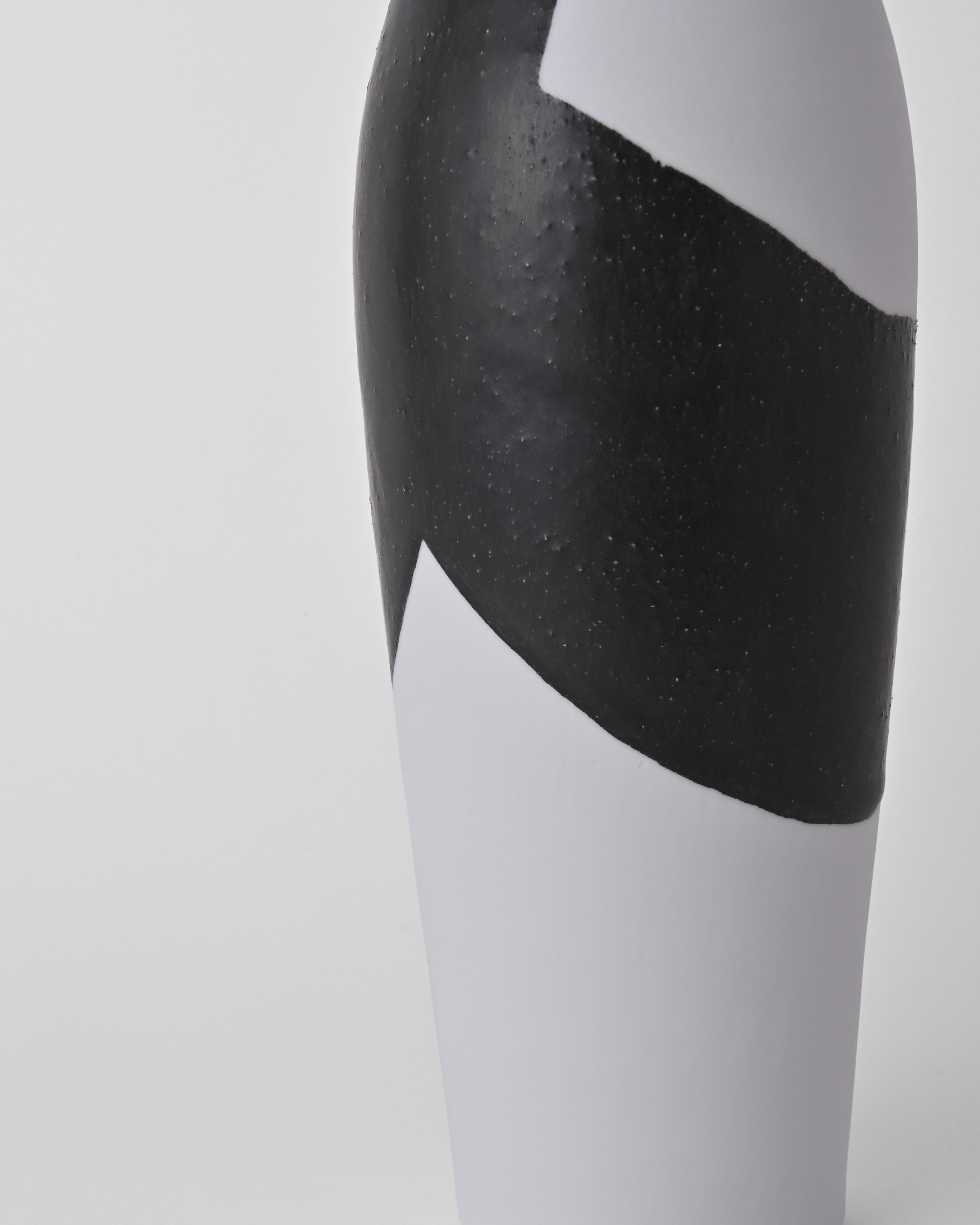 Naotsugu Yoshida / White Porcelain & Iron Glaze Vase Small A