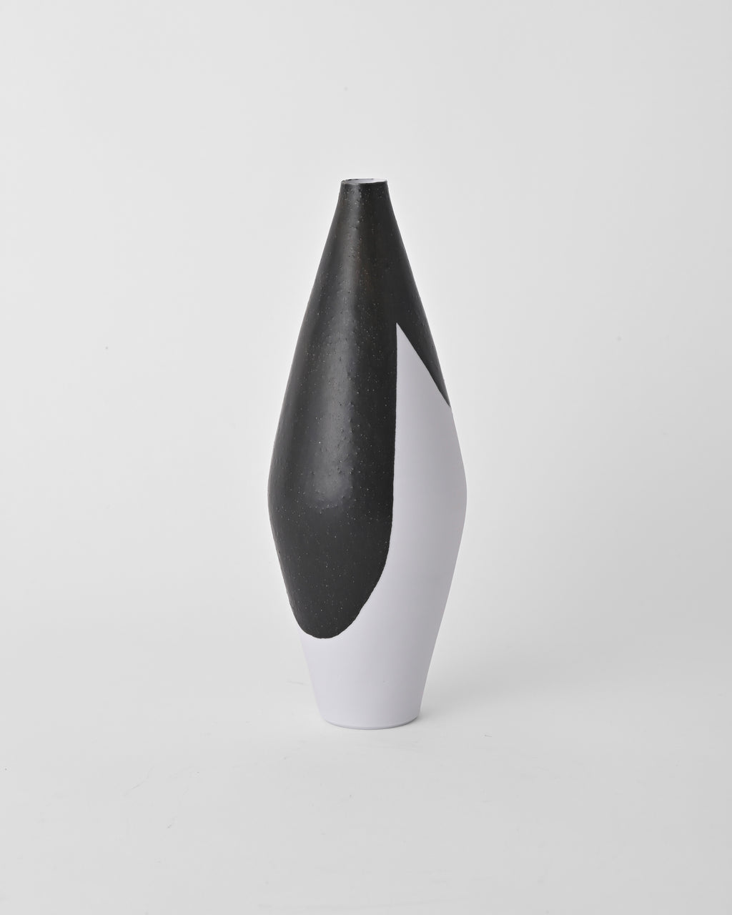 Naotsugu Yoshida / White Porcelain & Iron Glaze Vase Small E