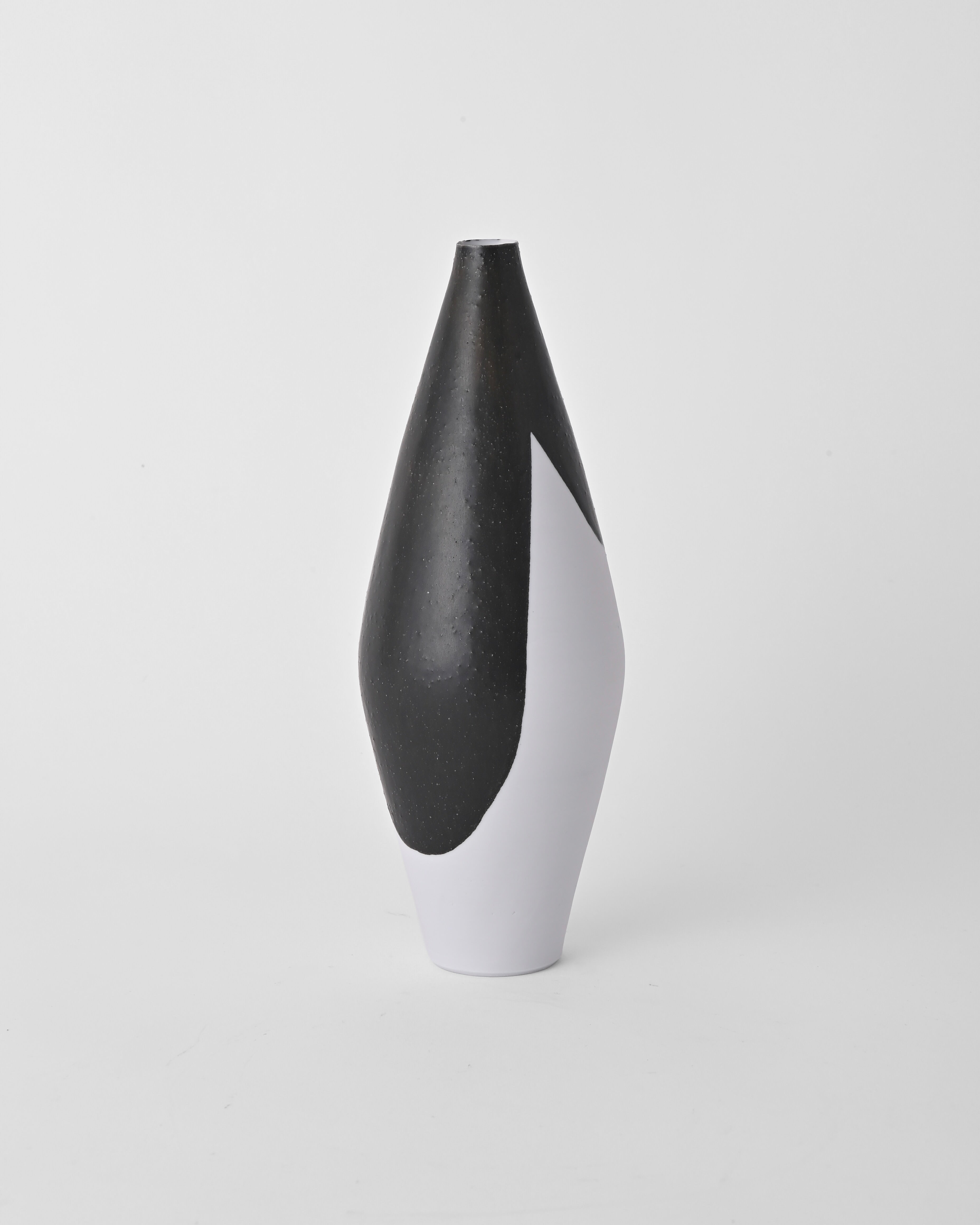 Naotsugu Yoshida / White Porcelain & Iron Glaze Vase Small E