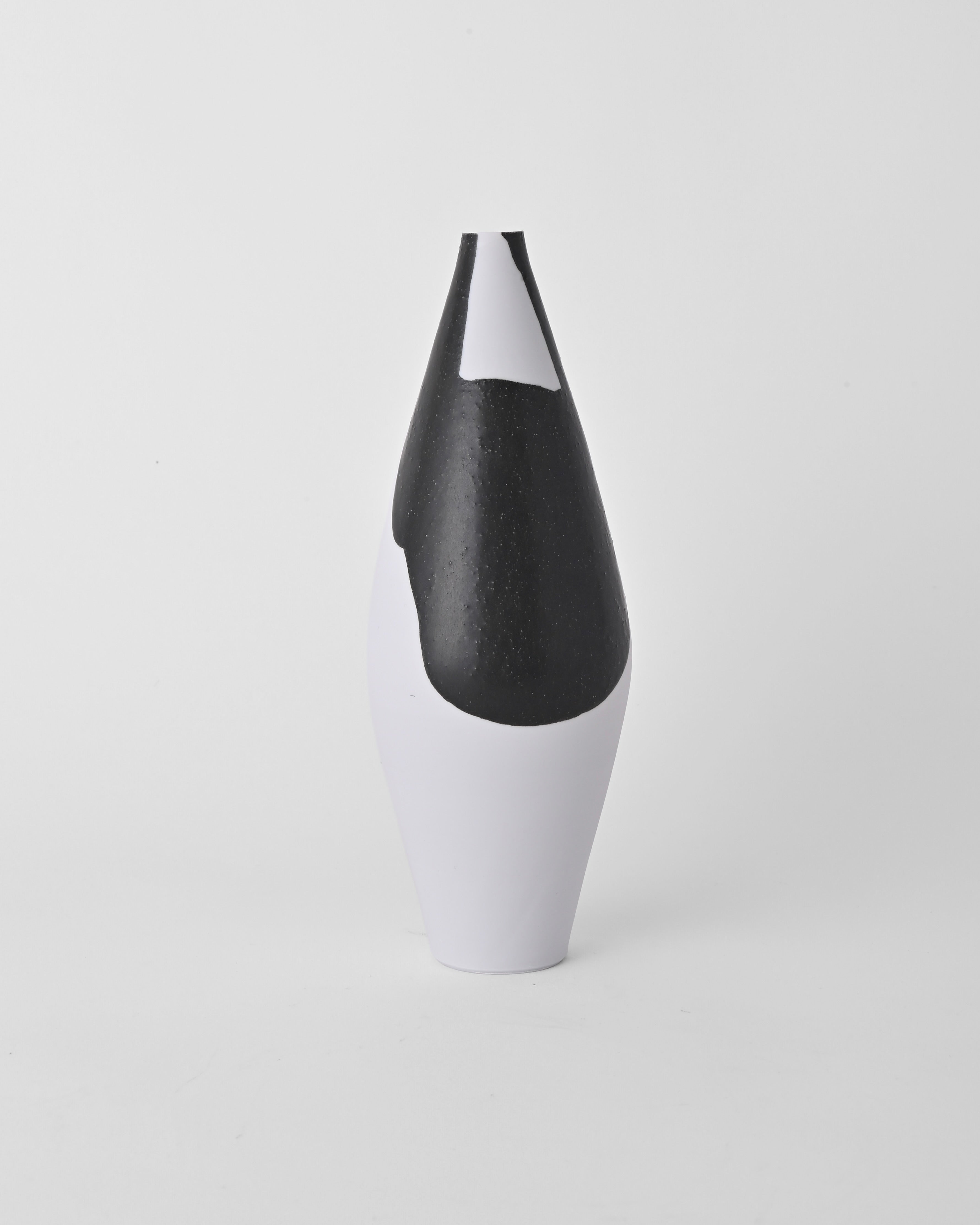 Naotsugu Yoshida / White Porcelain & Iron Glaze Vase Small E