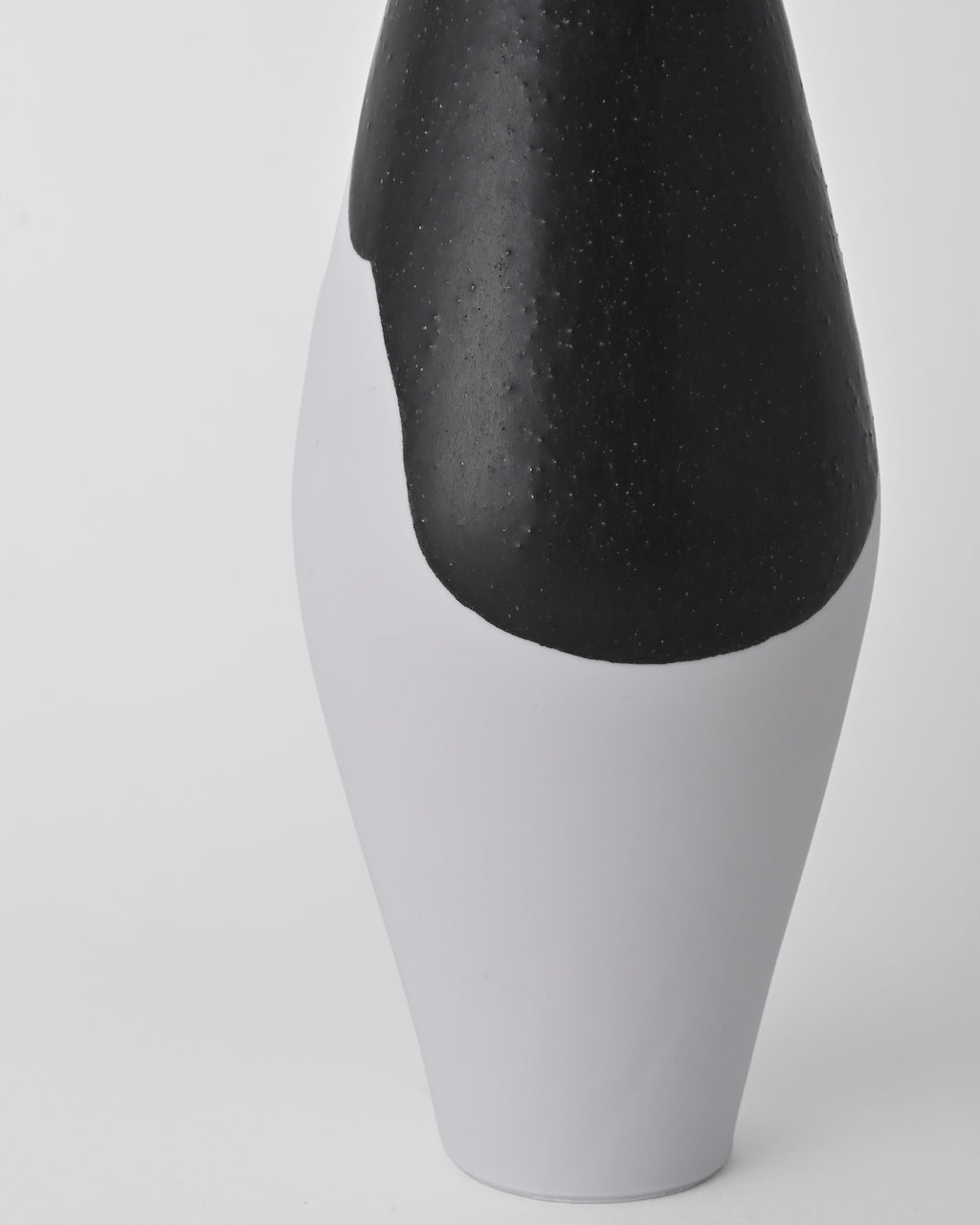 Naotsugu Yoshida / White Porcelain & Iron Glaze Vase Small E