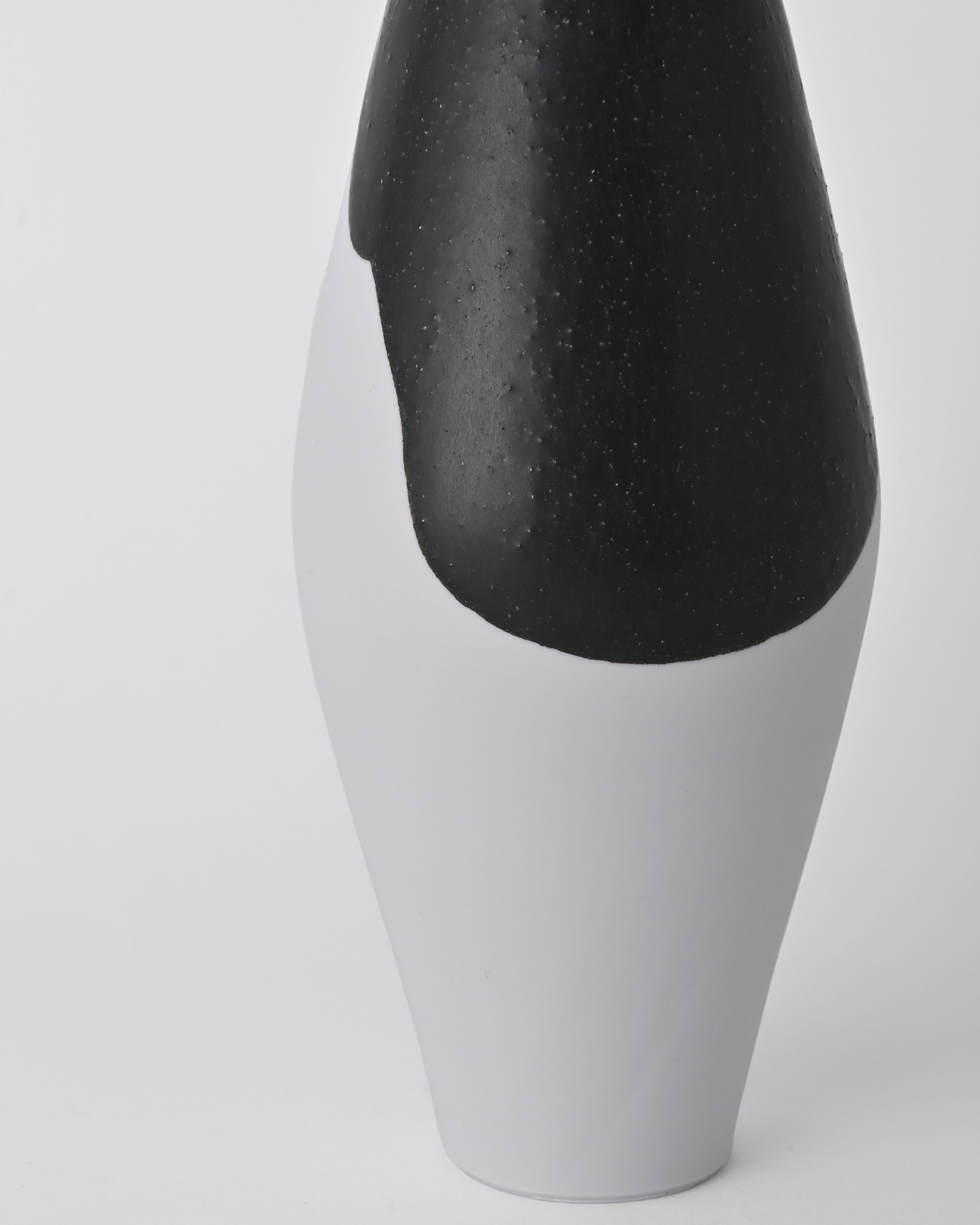 Naotsugu Yoshida / White Porcelain & Iron Glaze Vase Small E