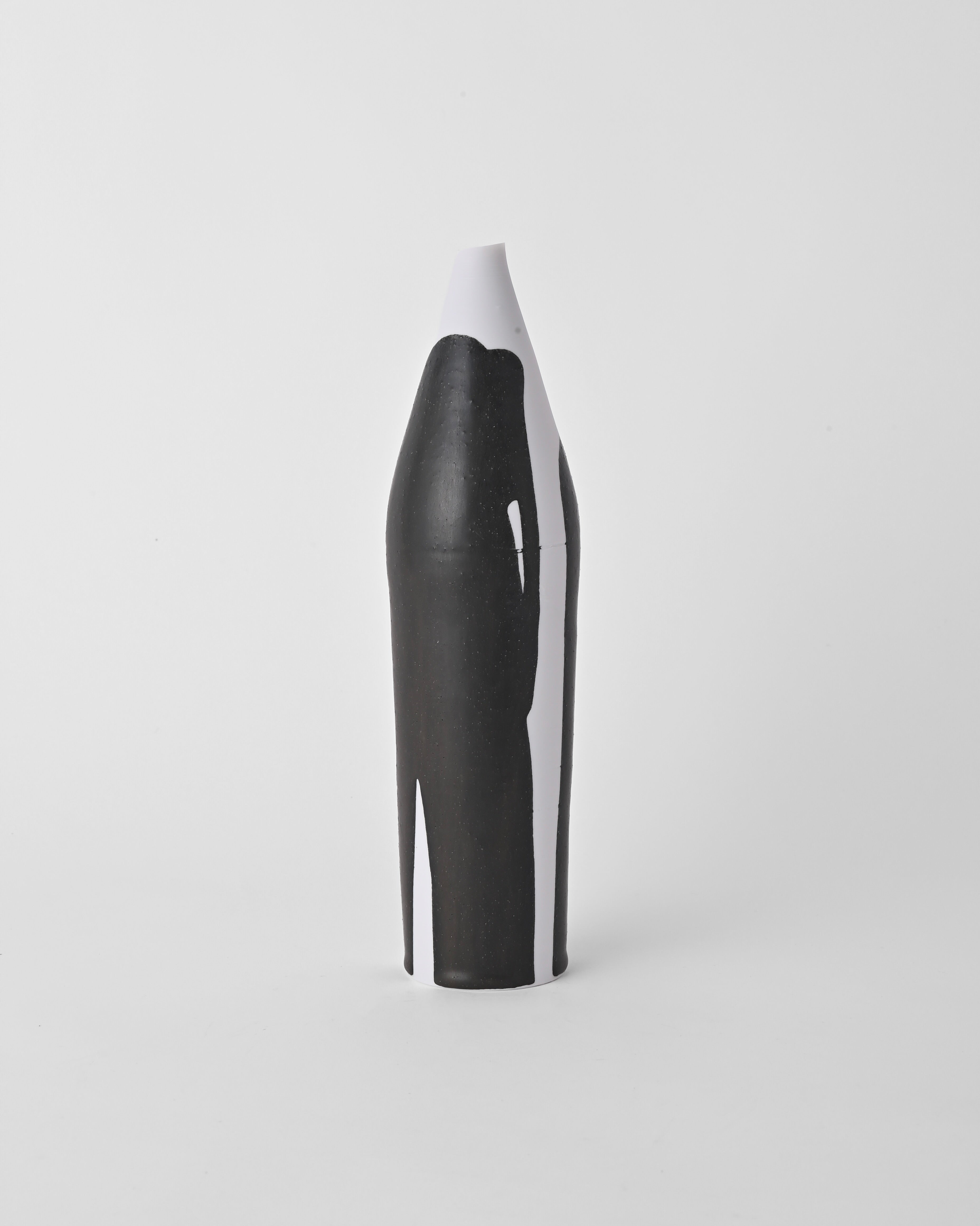 Naotsugu Yoshida / White Porcelain & Iron Glaze Vase Small C