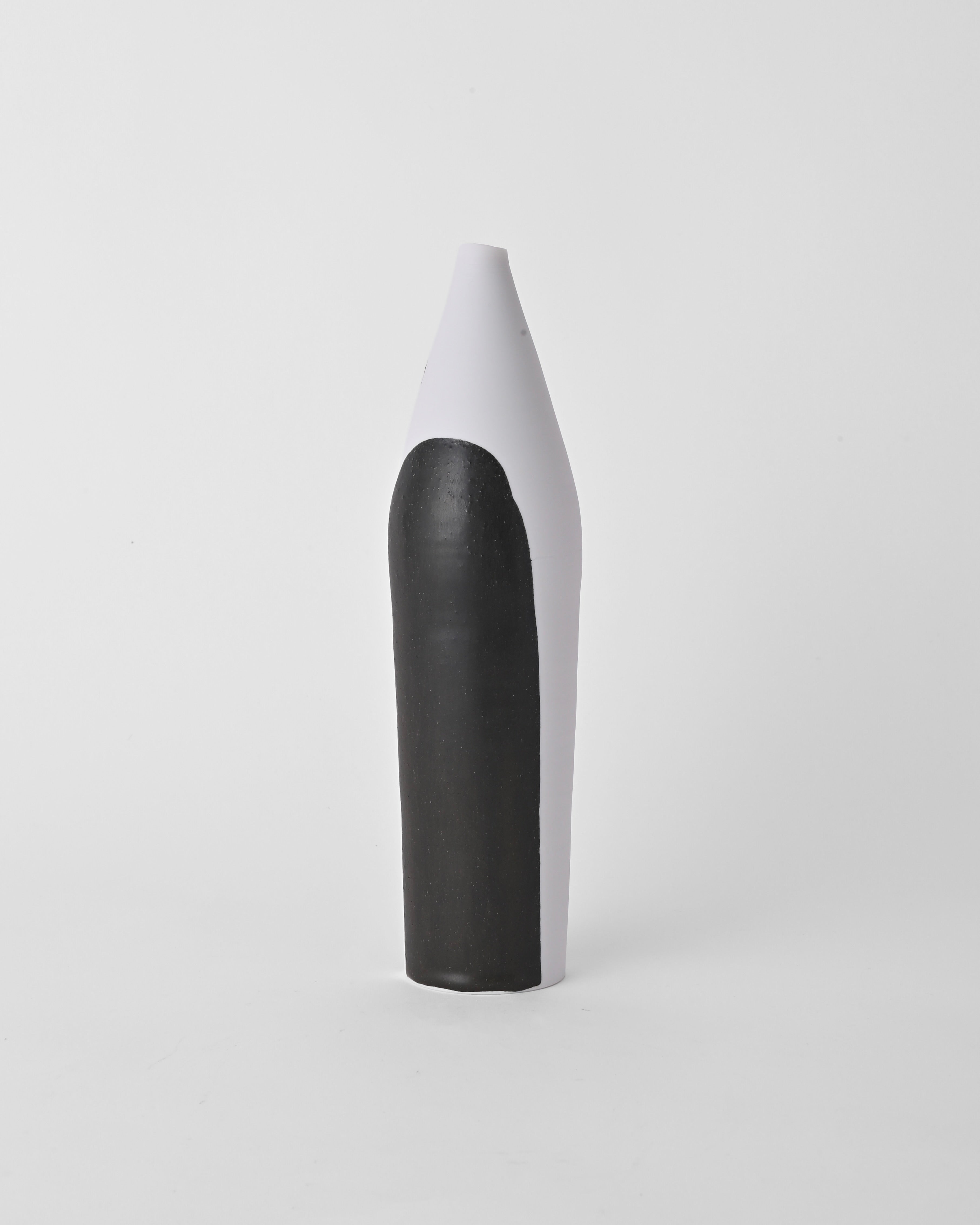 Naotsugu Yoshida / White Porcelain & Iron Glaze Vase Small C