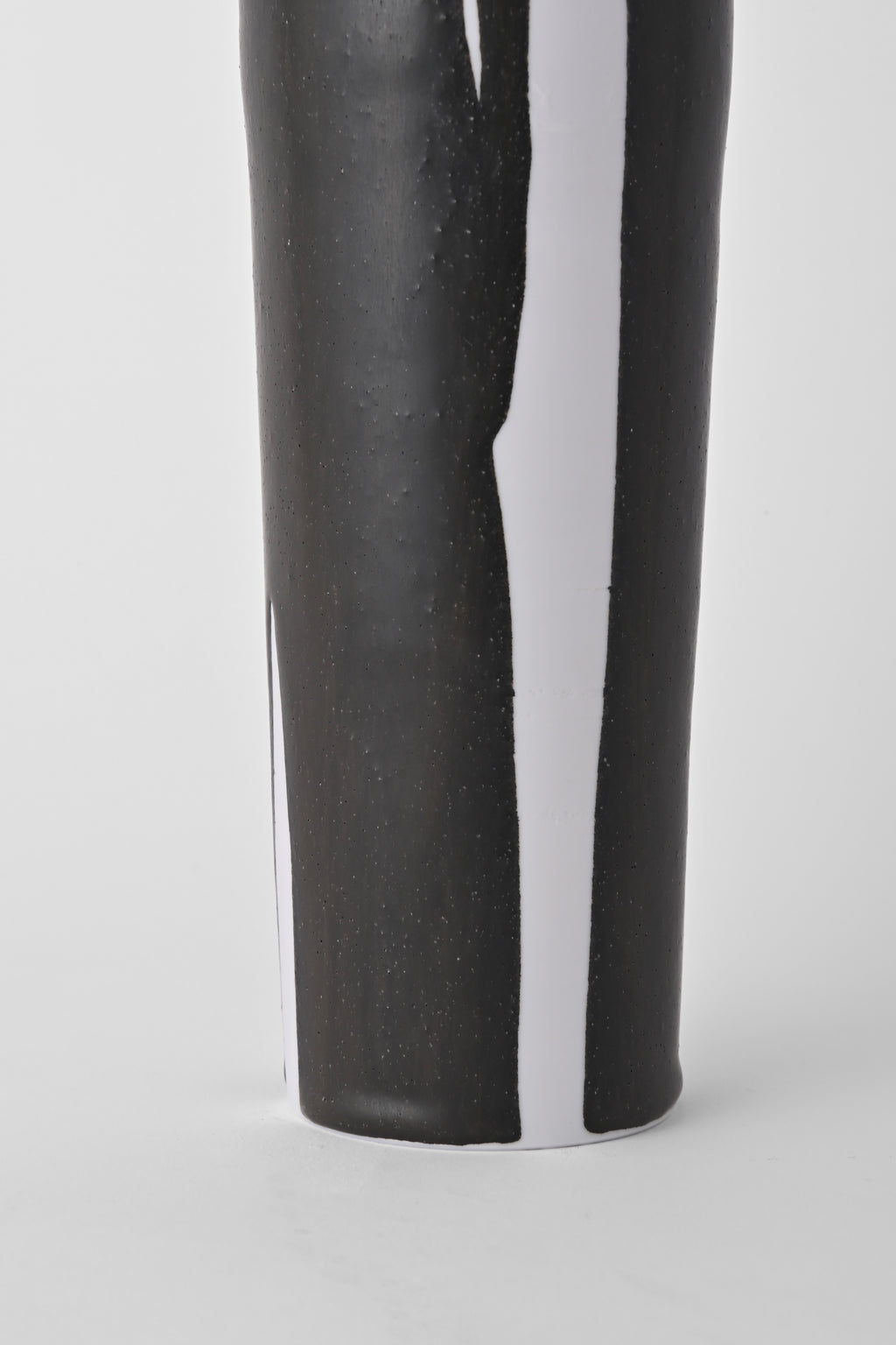 Naotsugu Yoshida / White Porcelain & Iron Glaze Vase Small C