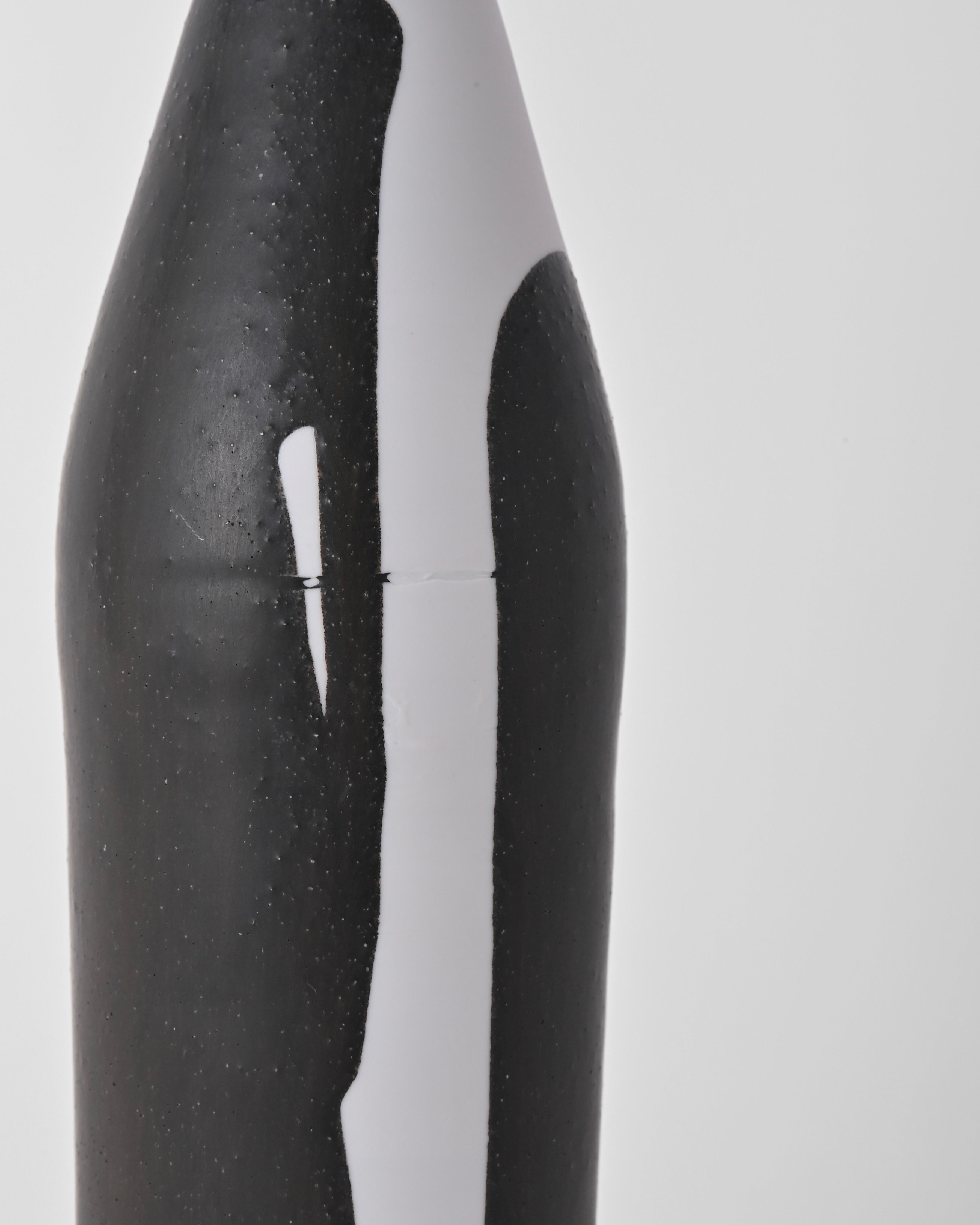 Naotsugu Yoshida / White Porcelain & Iron Glaze Vase Small C