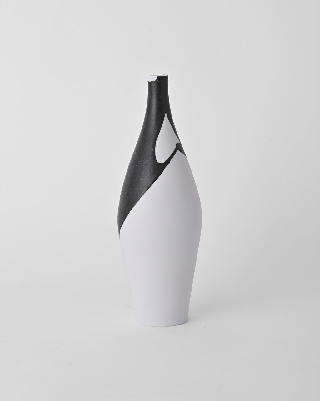 Naotsugu Yoshida / White Porcelain & Iron Glaze Vase Small B
