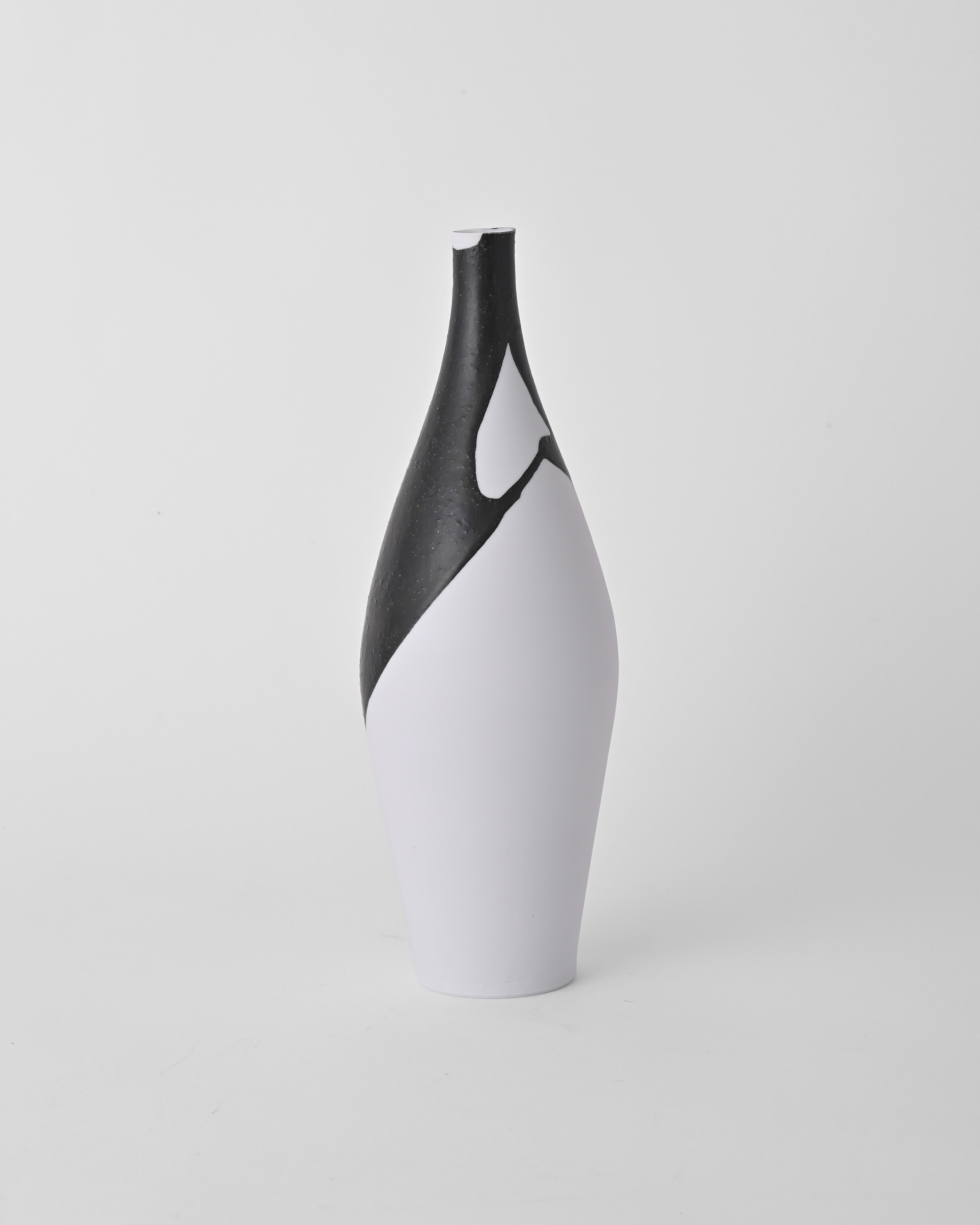 Naotsugu Yoshida / White Porcelain & Iron Glaze Vase Small B