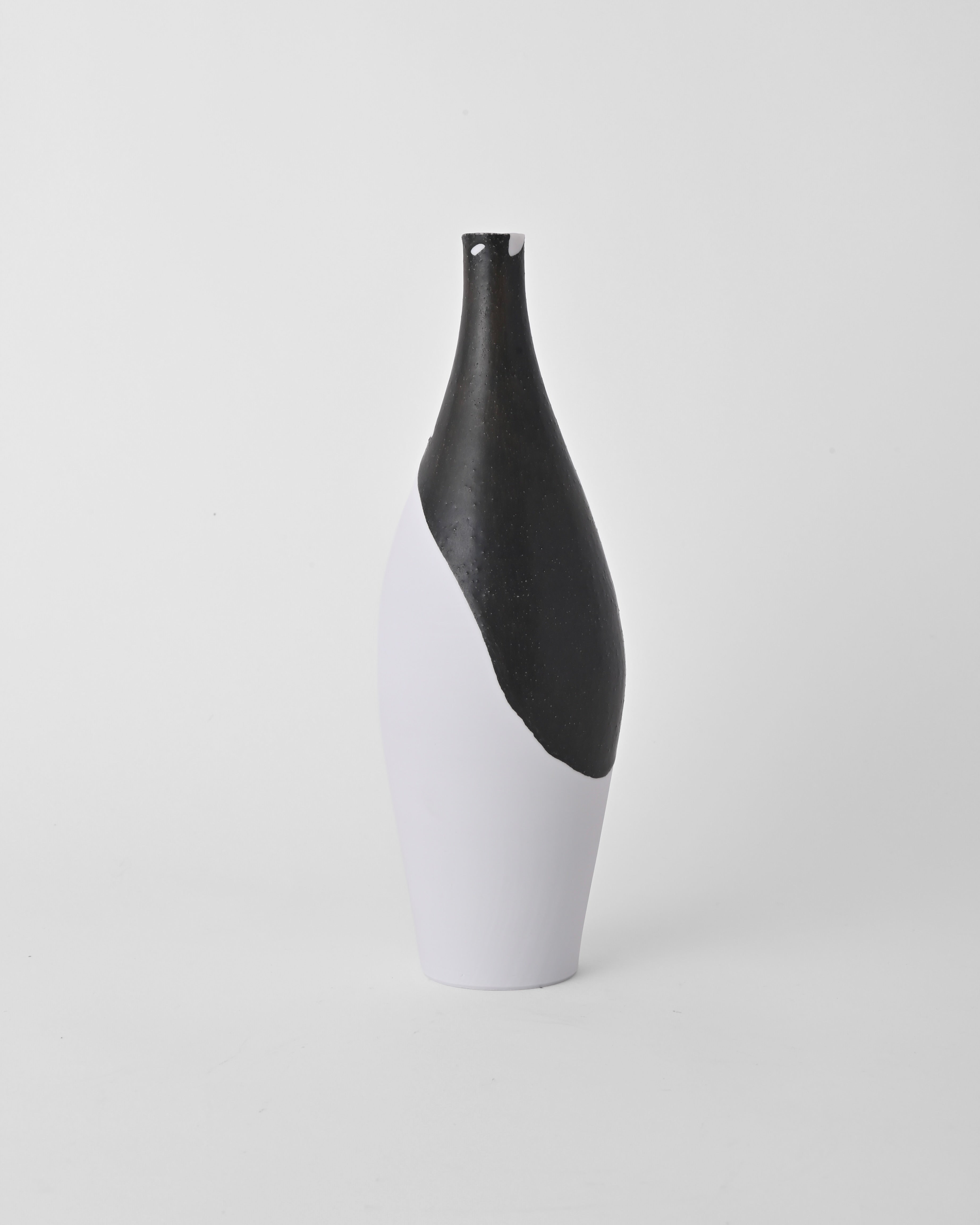 Naotsugu Yoshida / White Porcelain & Iron Glaze Vase Small B