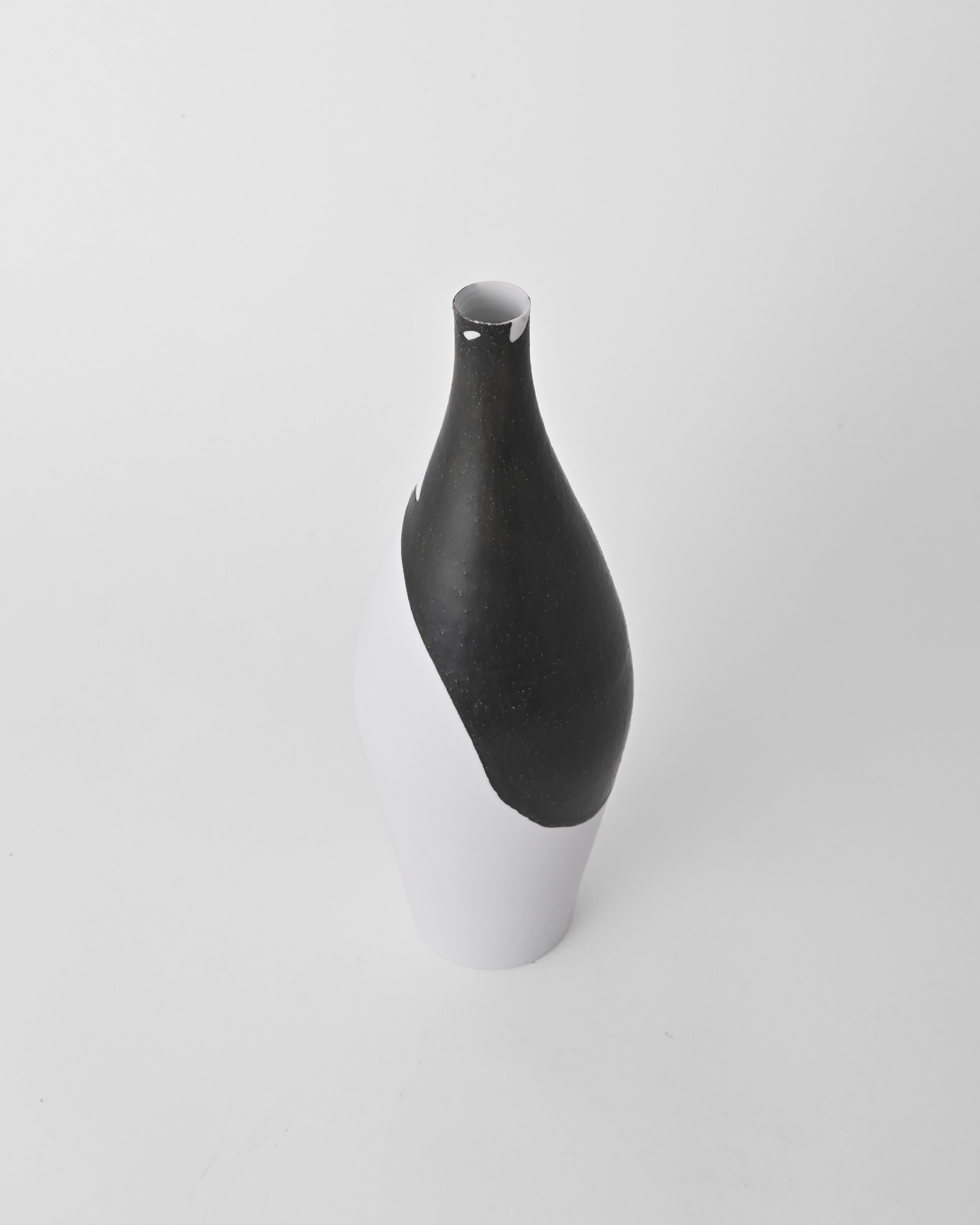 Naotsugu Yoshida / White Porcelain & Iron Glaze Vase Small B