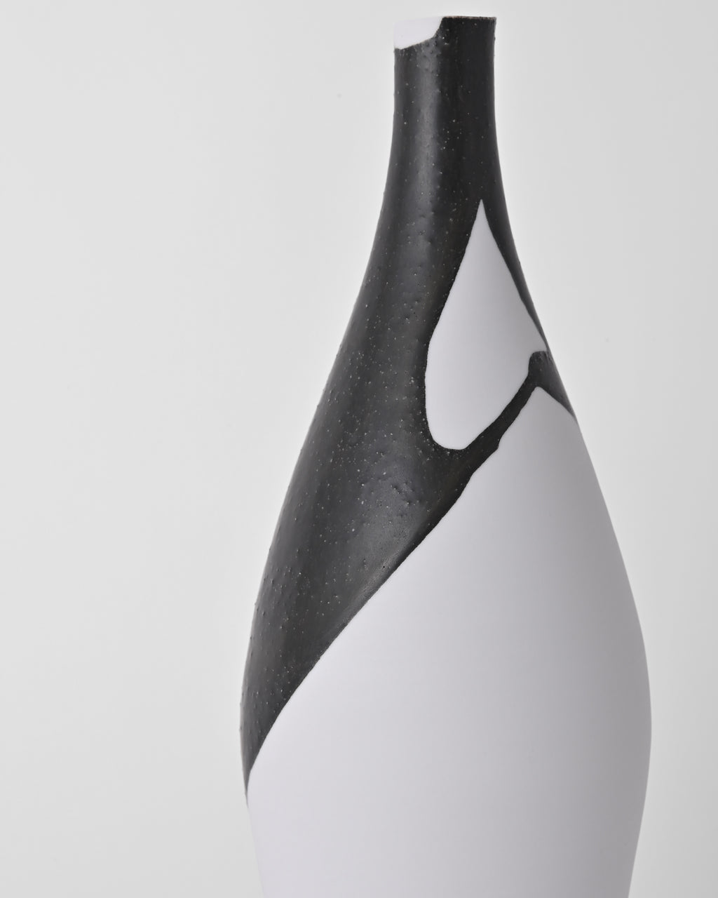 Naotsugu Yoshida / White Porcelain & Iron Glaze Vase Small B