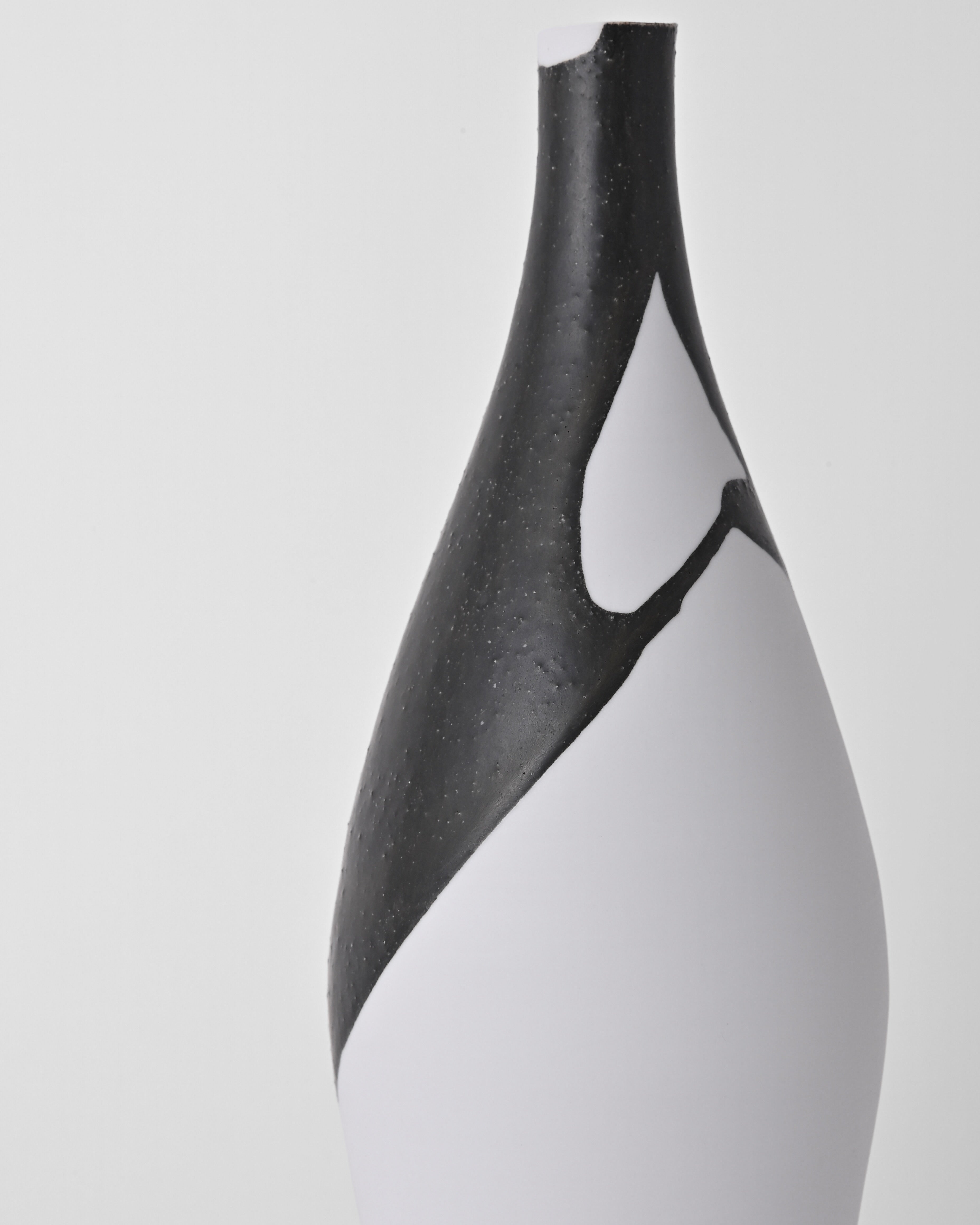 Naotsugu Yoshida / White Porcelain & Iron Glaze Vase Small B