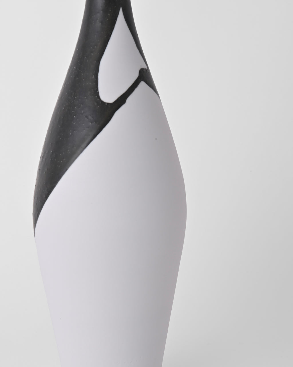 Naotsugu Yoshida / White Porcelain & Iron Glaze Vase Small B