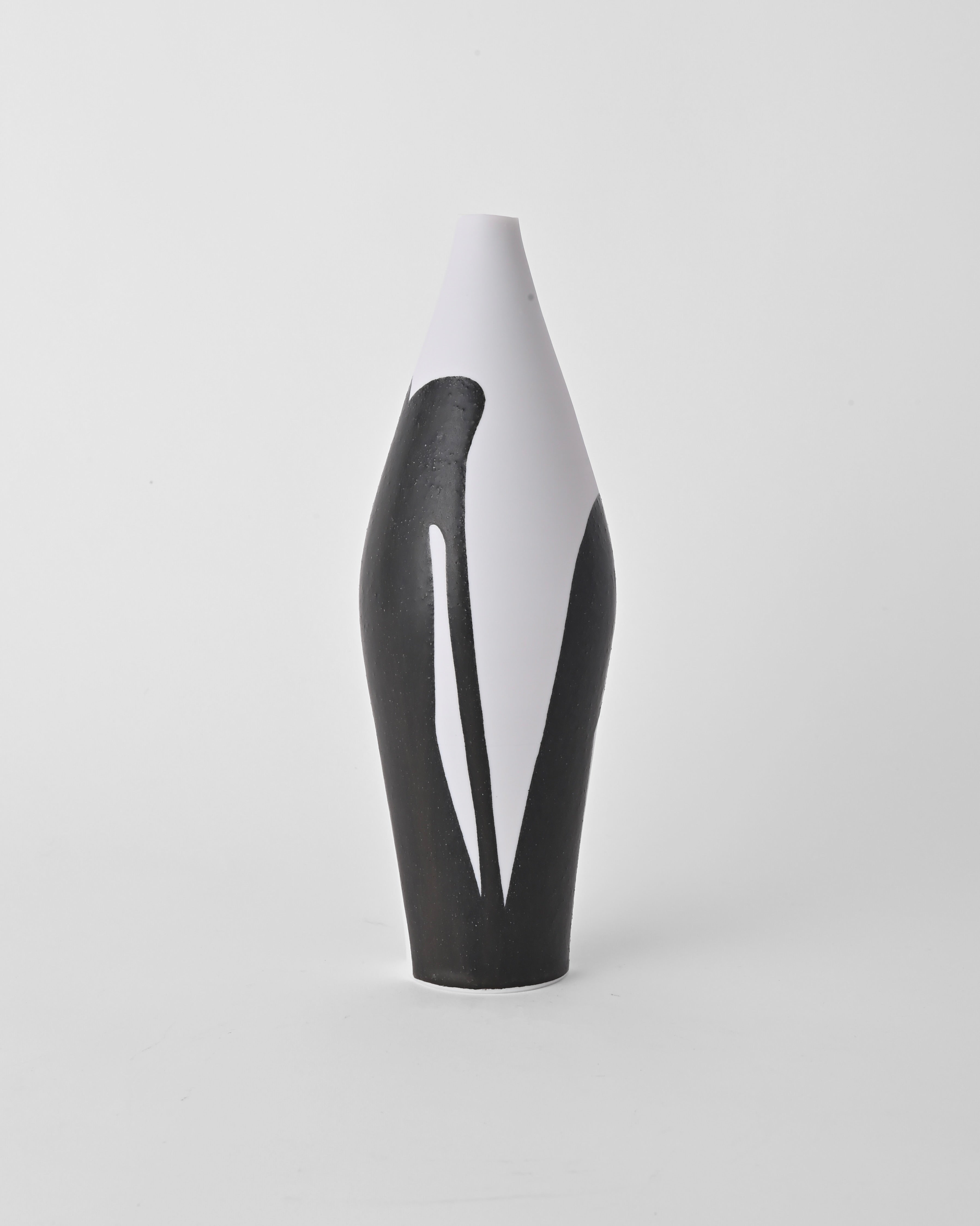 Naotsugu Yoshida / White Porcelain & Iron Glaze Vase Small D