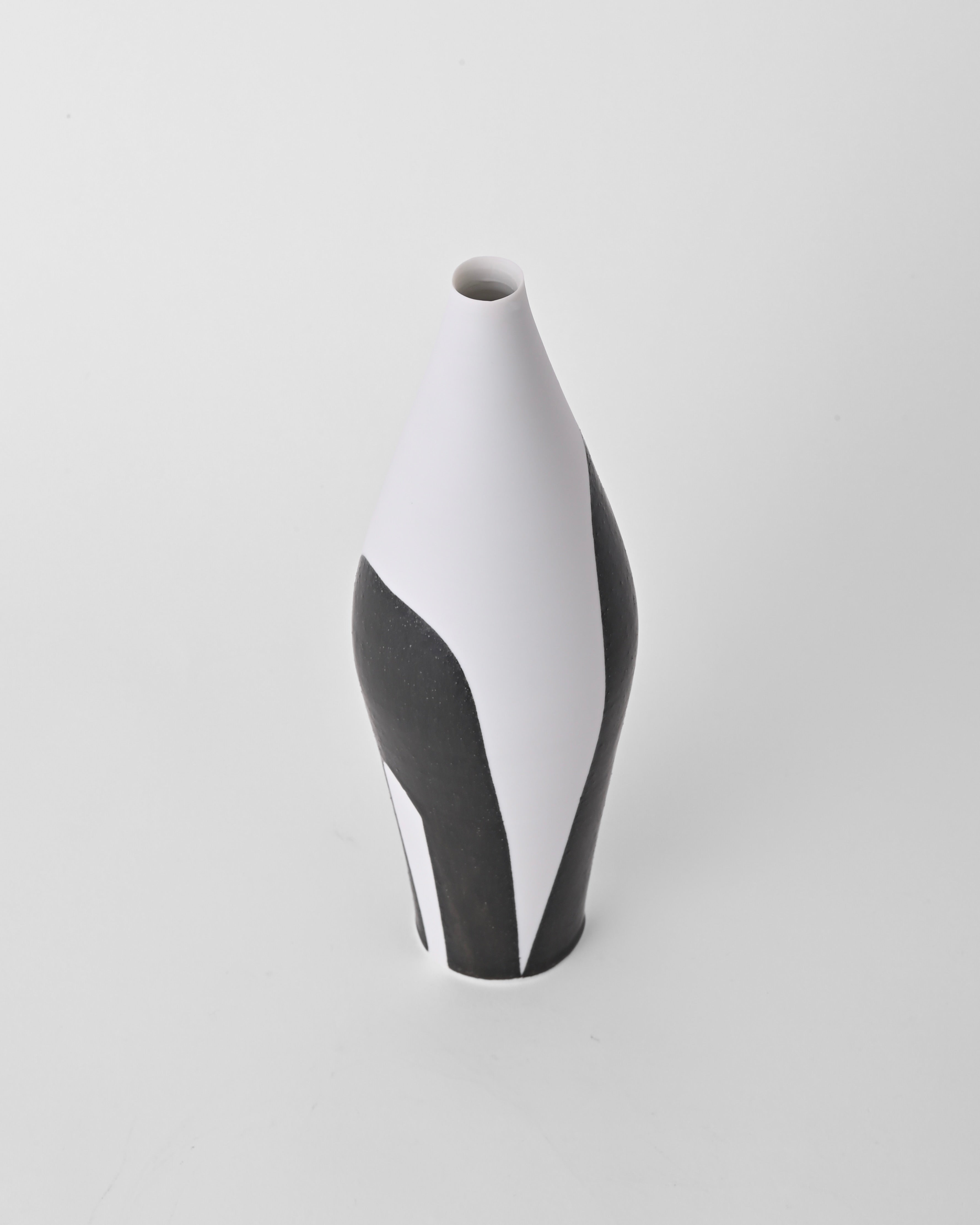 Naotsugu Yoshida / White Porcelain & Iron Glaze Vase Small D