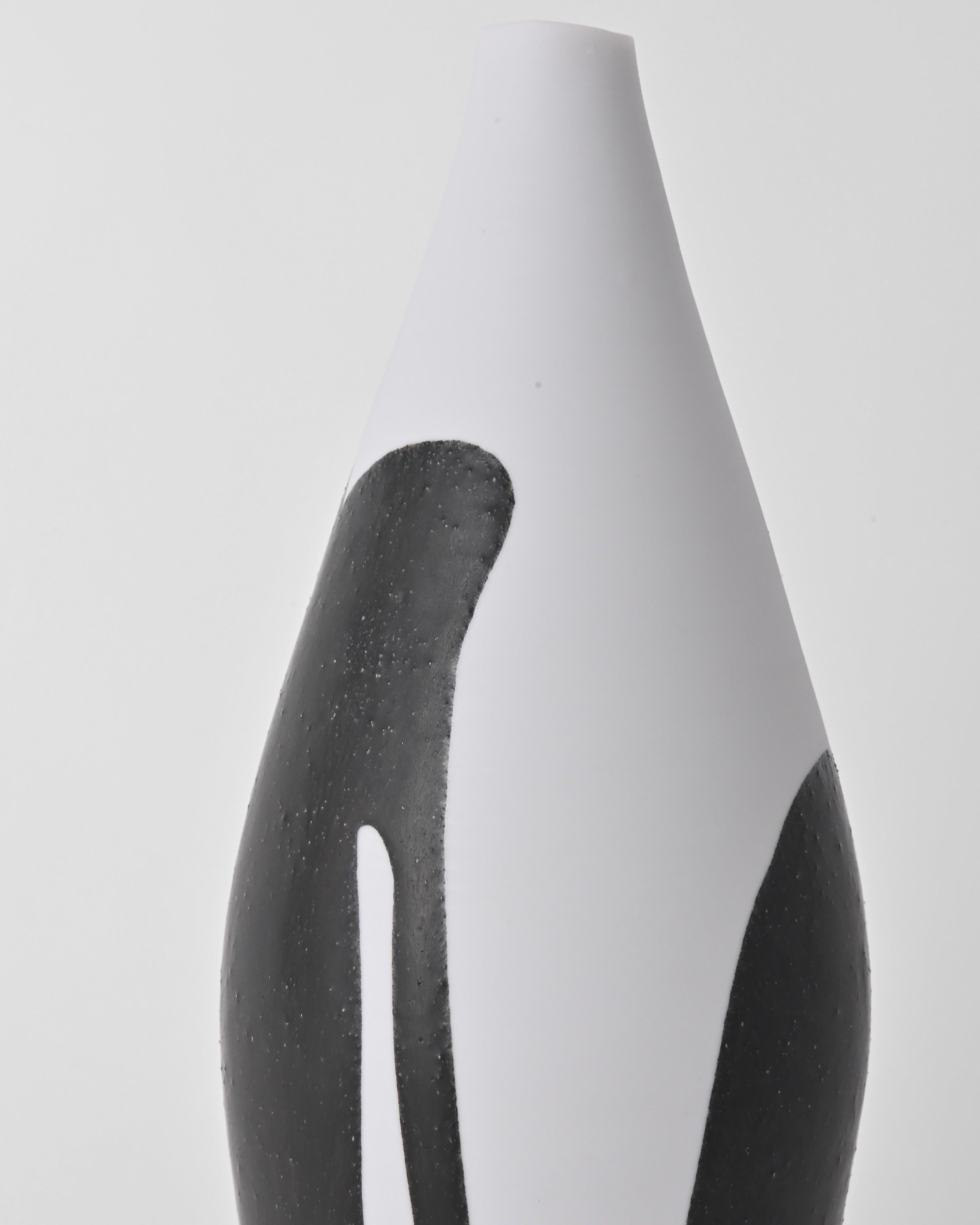 Naotsugu Yoshida / White Porcelain & Iron Glaze Vase Small D