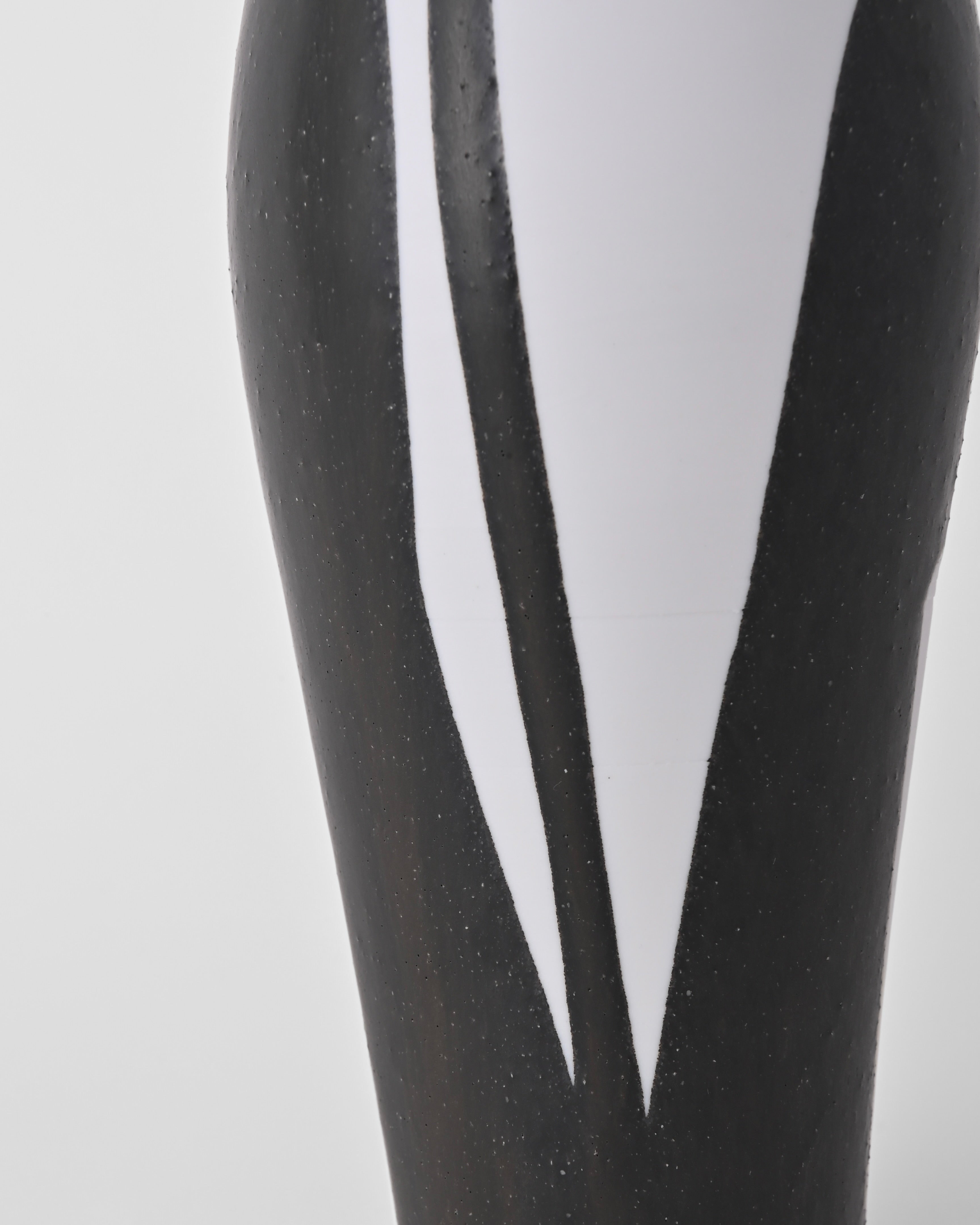 Naotsugu Yoshida / White Porcelain & Iron Glaze Vase Small D