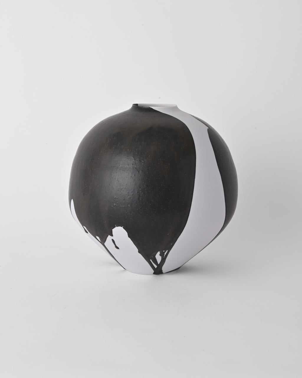Naotsugu Yoshida / White Porcelain & Iron Glaze Vase