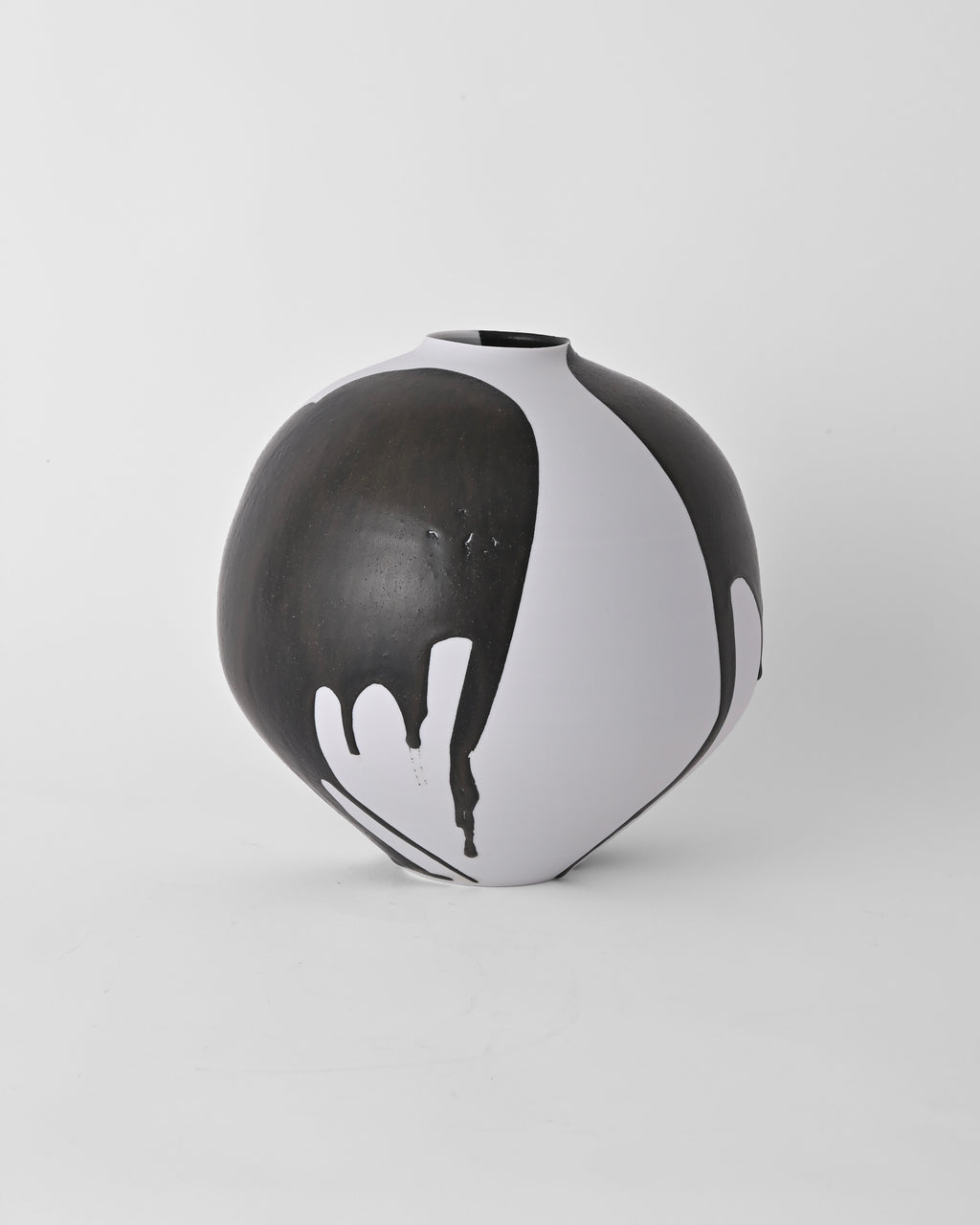 Naotsugu Yoshida / White Porcelain & Iron Glaze Vase