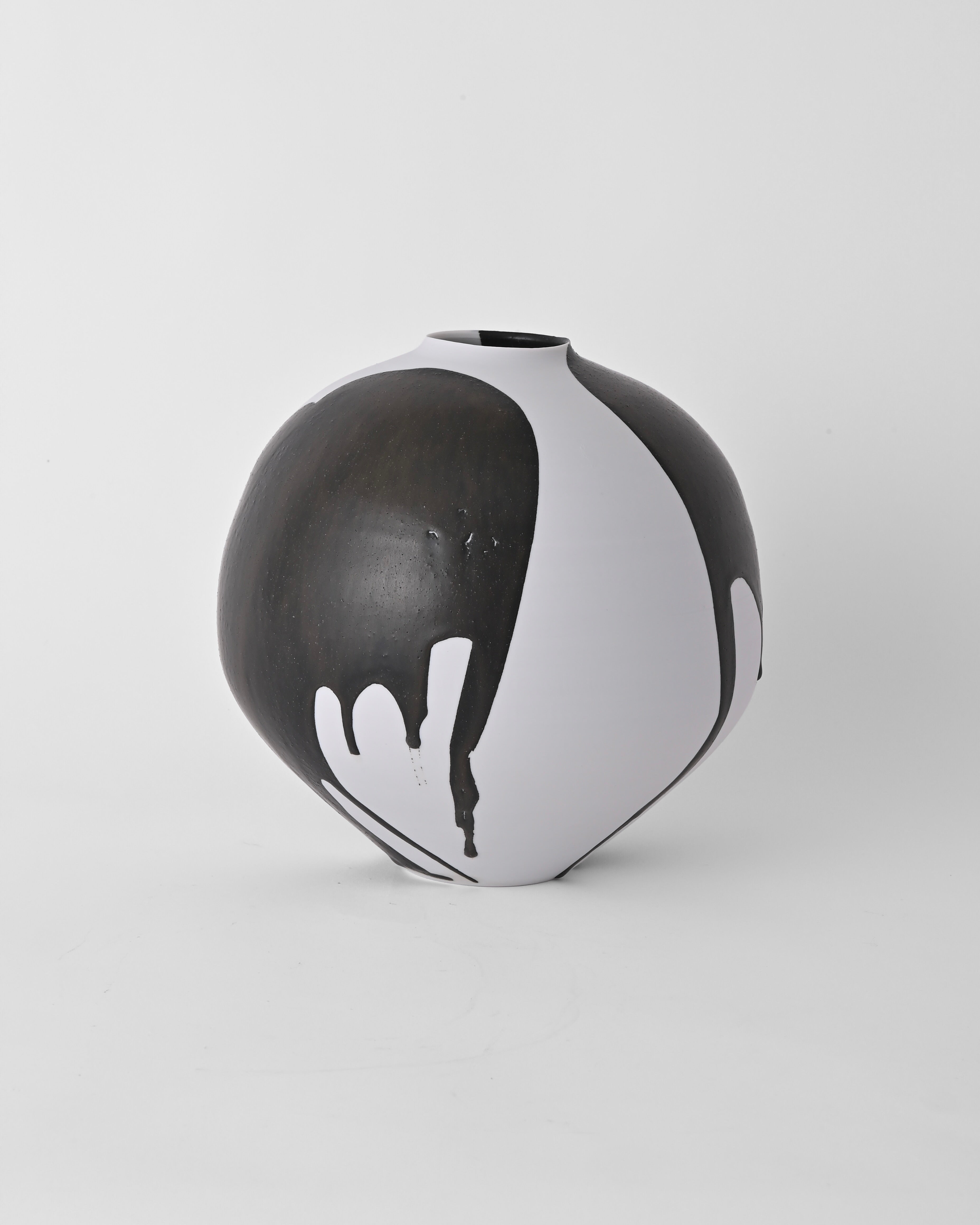 Naotsugu Yoshida / White Porcelain & Iron Glaze Vase