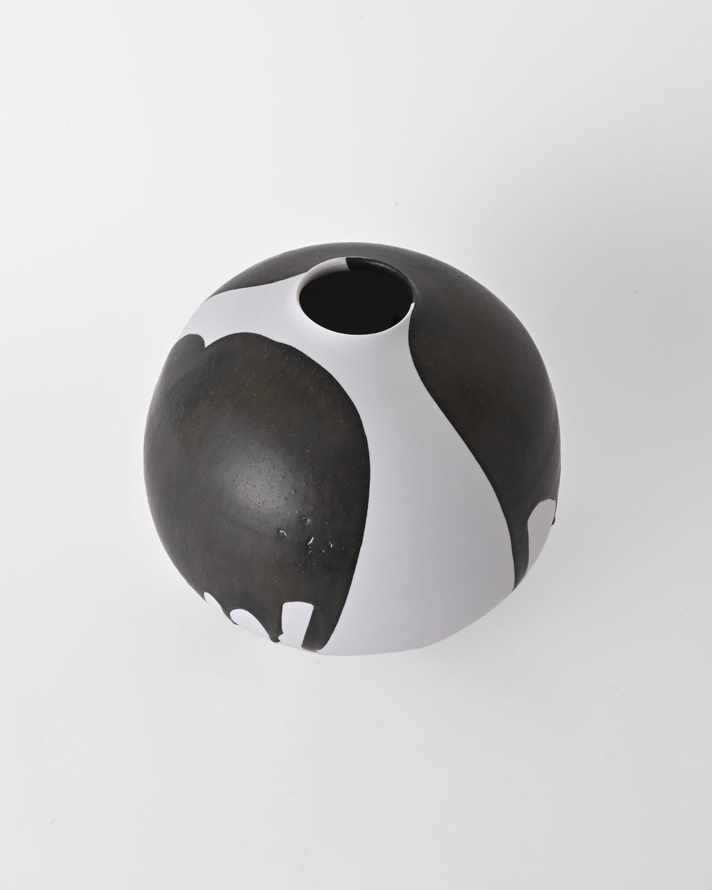 Naotsugu Yoshida / White Porcelain & Iron Glaze Vase