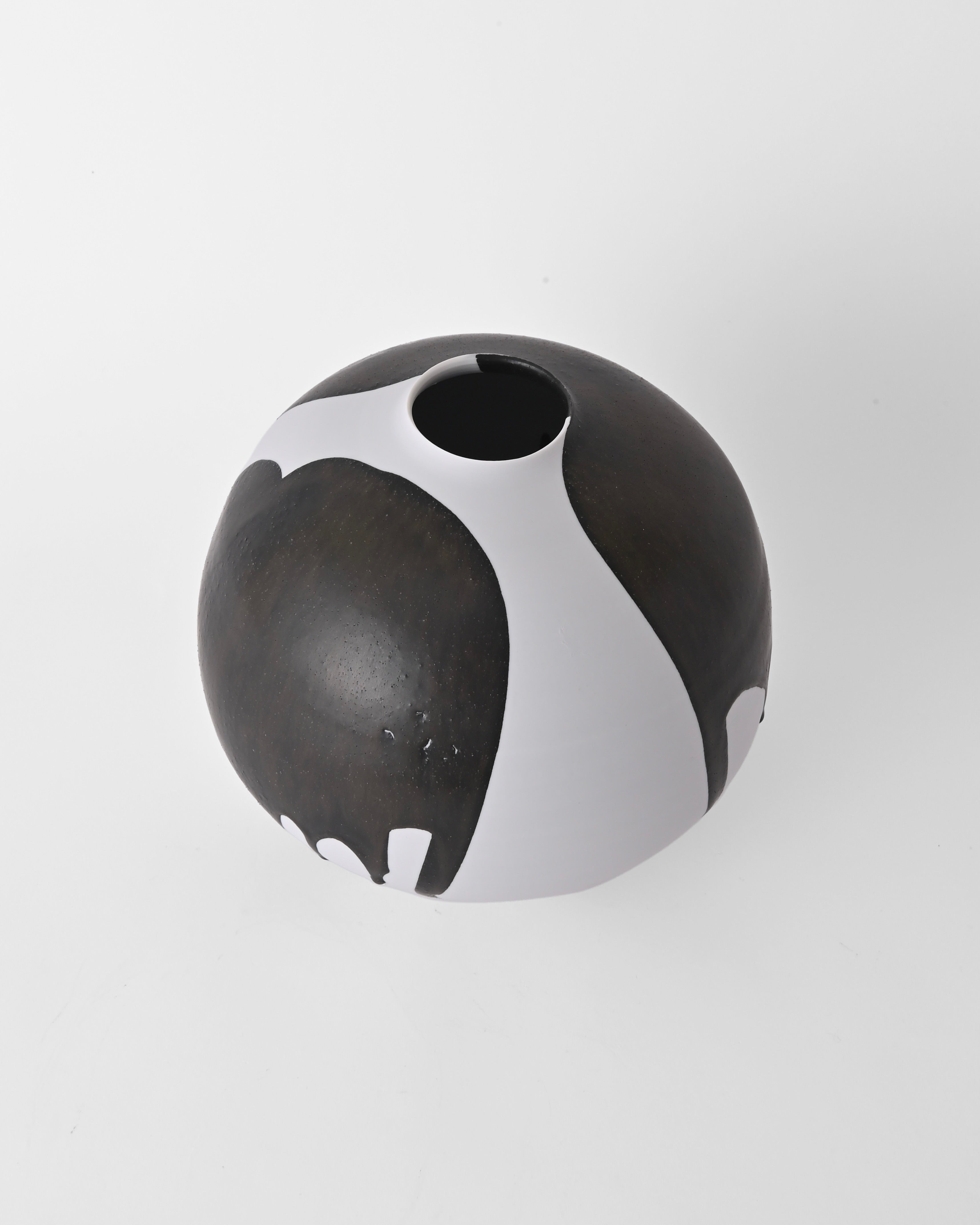 Naotsugu Yoshida / White Porcelain & Iron Glaze Vase