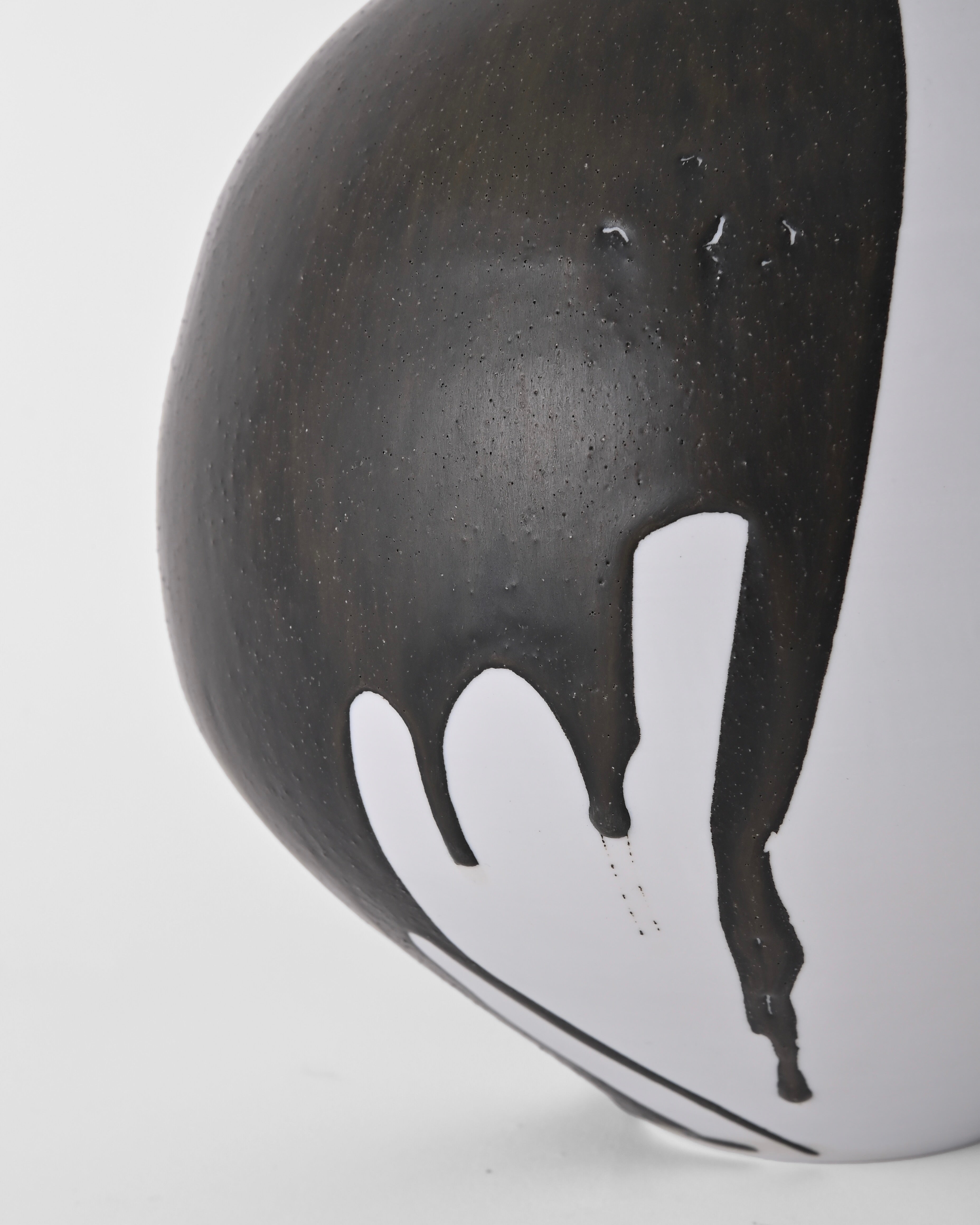 Naotsugu Yoshida / White Porcelain & Iron Glaze Vase