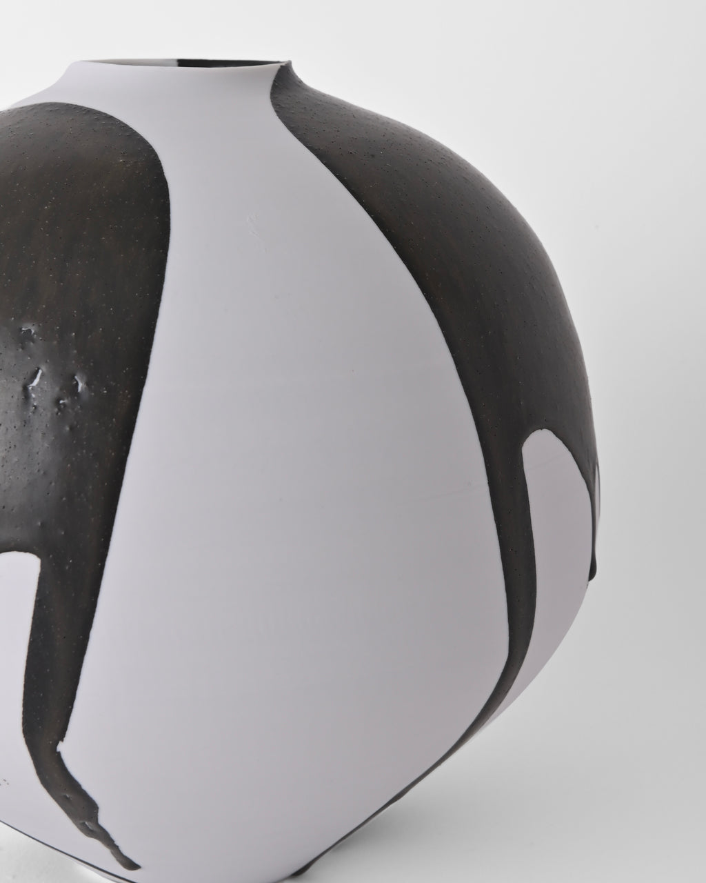 Naotsugu Yoshida / White Porcelain & Iron Glaze Vase
