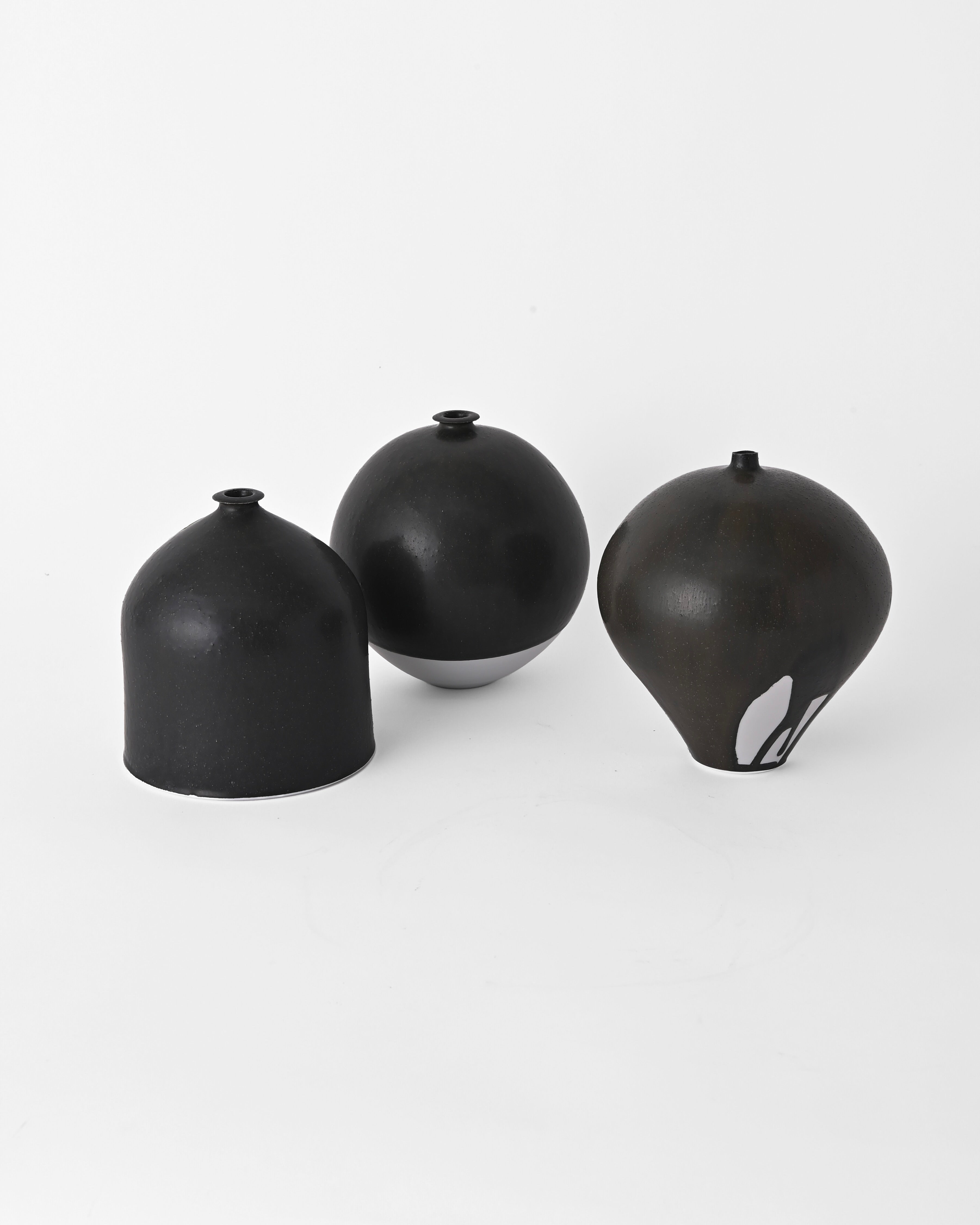 Naotsugu Yoshida / White Porcelain & Iron Glaze Vase Medium B